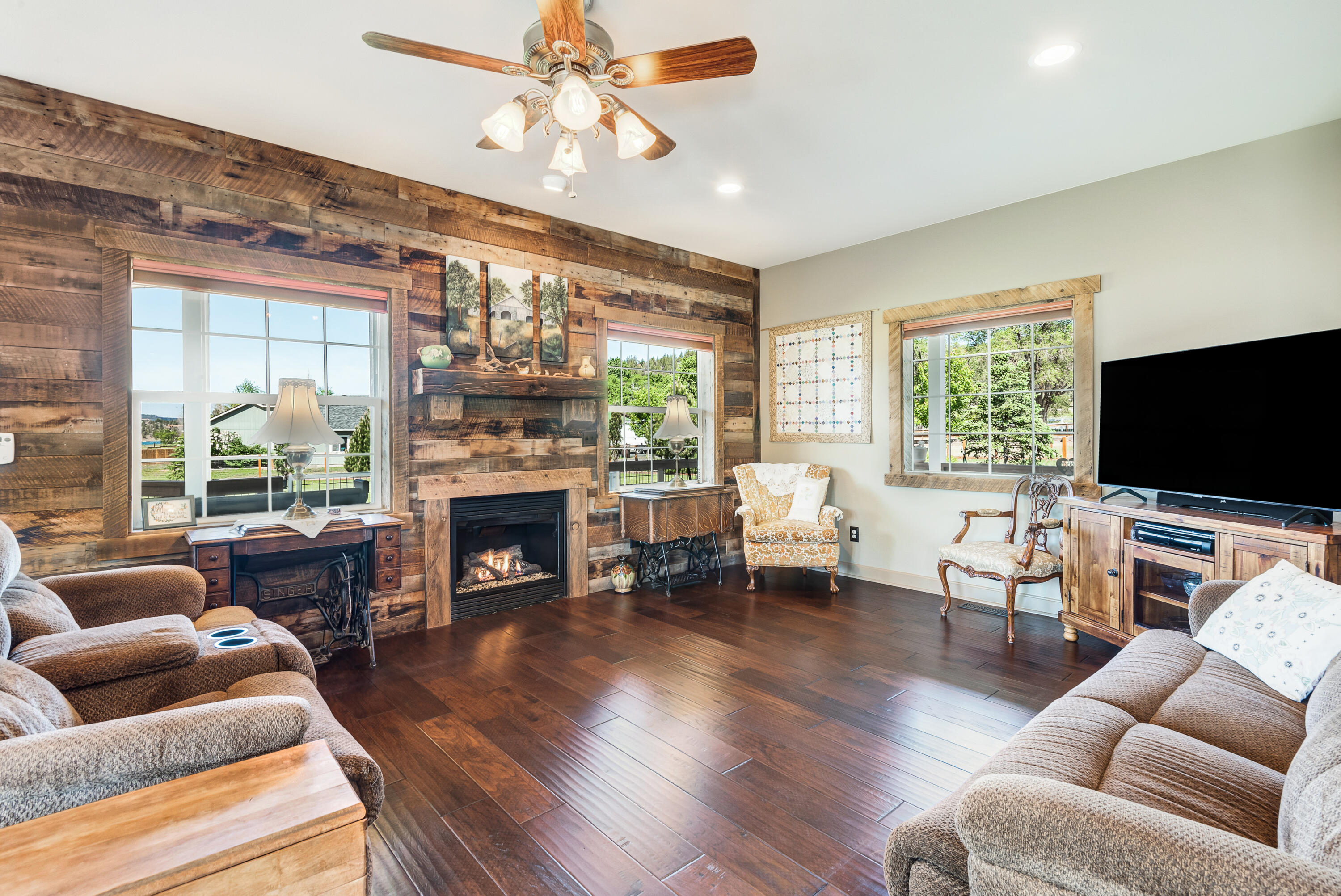 1544 NE Haytons Elk View Lane