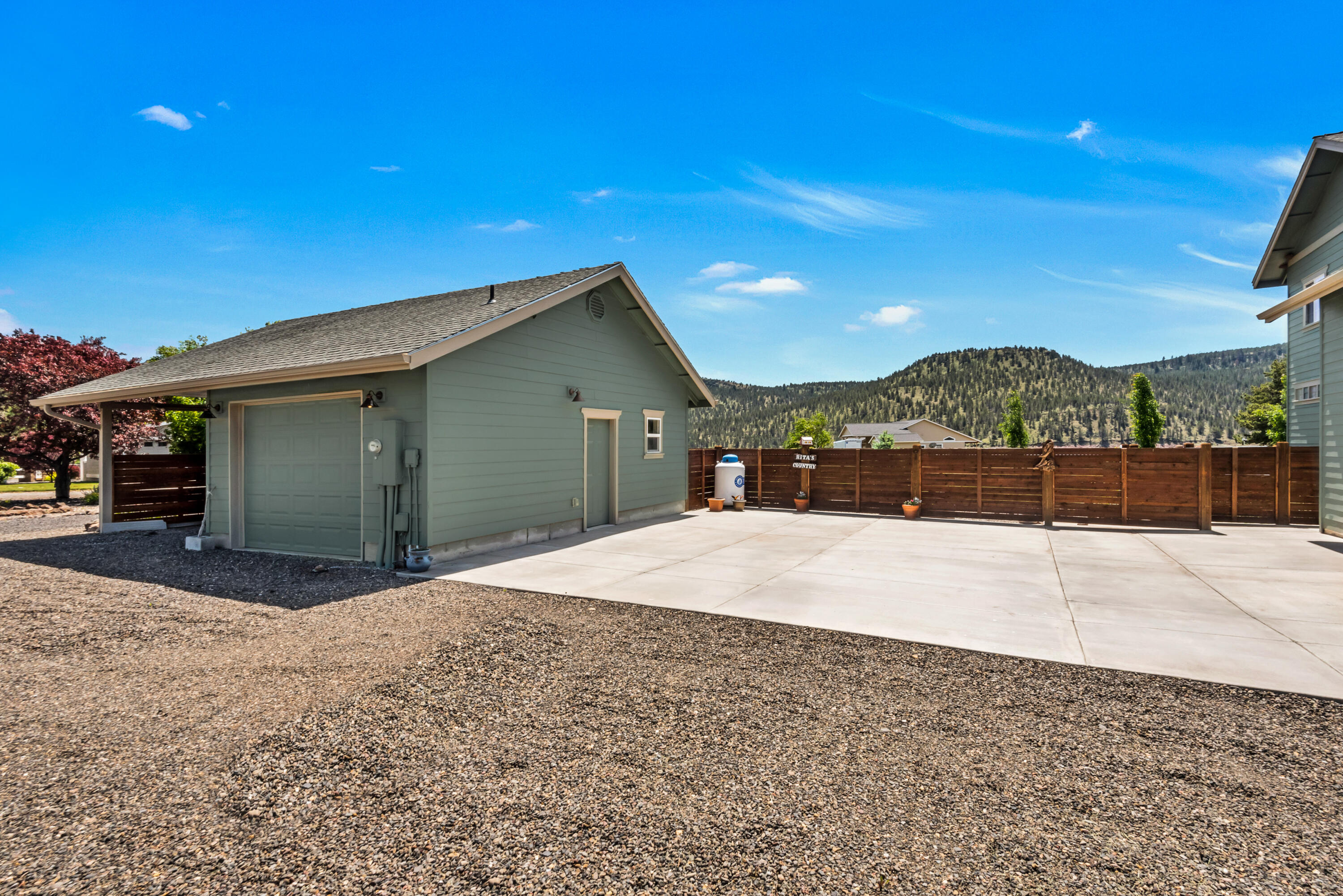 1544 NE Haytons Elk View Lane