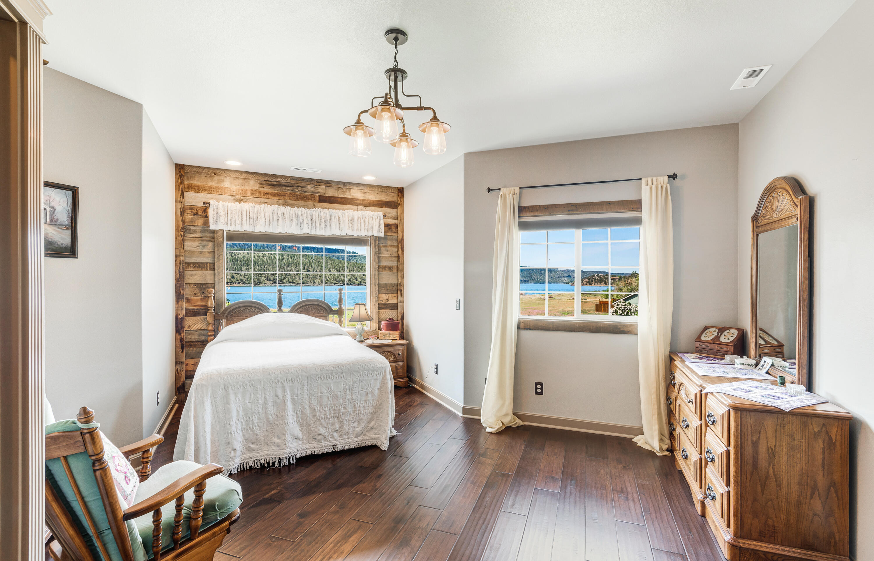 1544 NE Haytons Elk View Lane