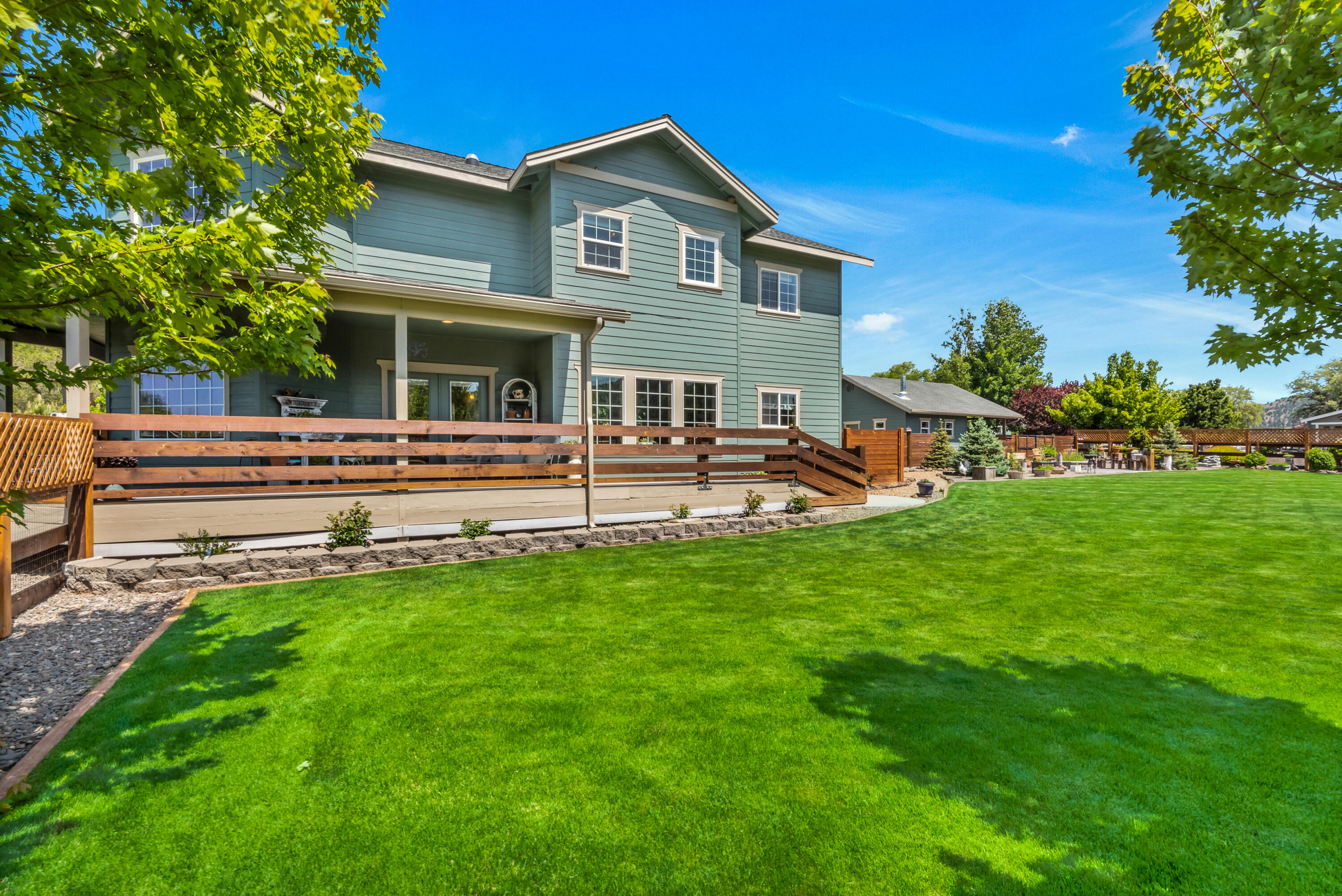 1544 NE Haytons Elk View Lane