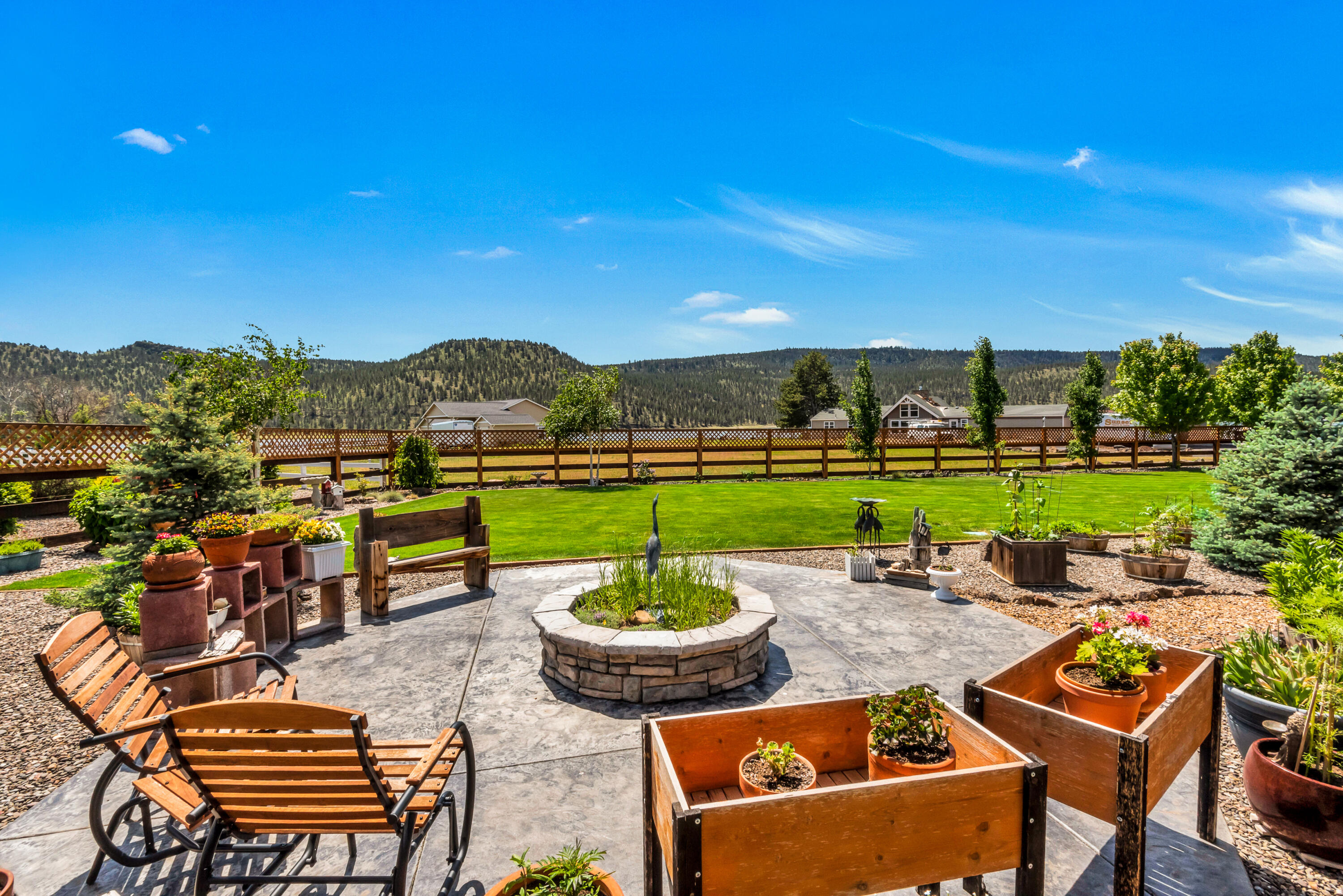 1544 NE Haytons Elk View Lane