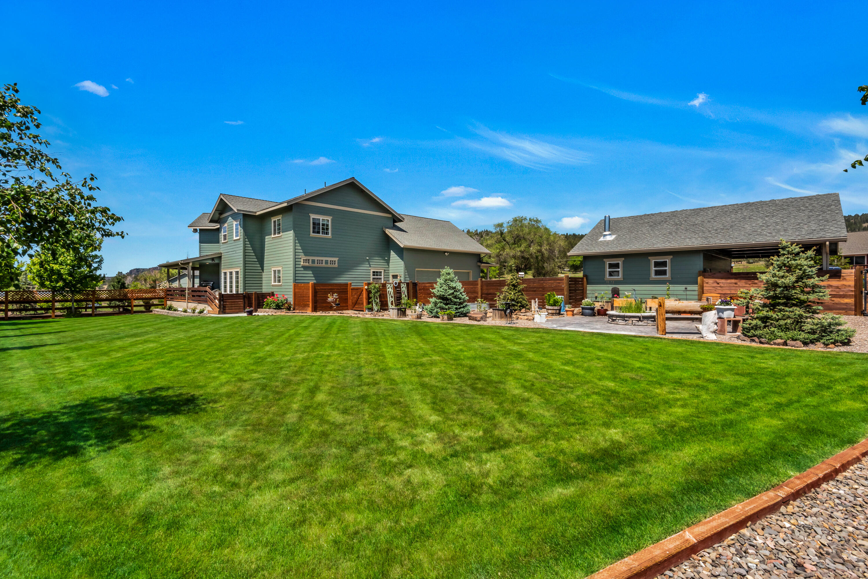 1544 NE Haytons Elk View Lane