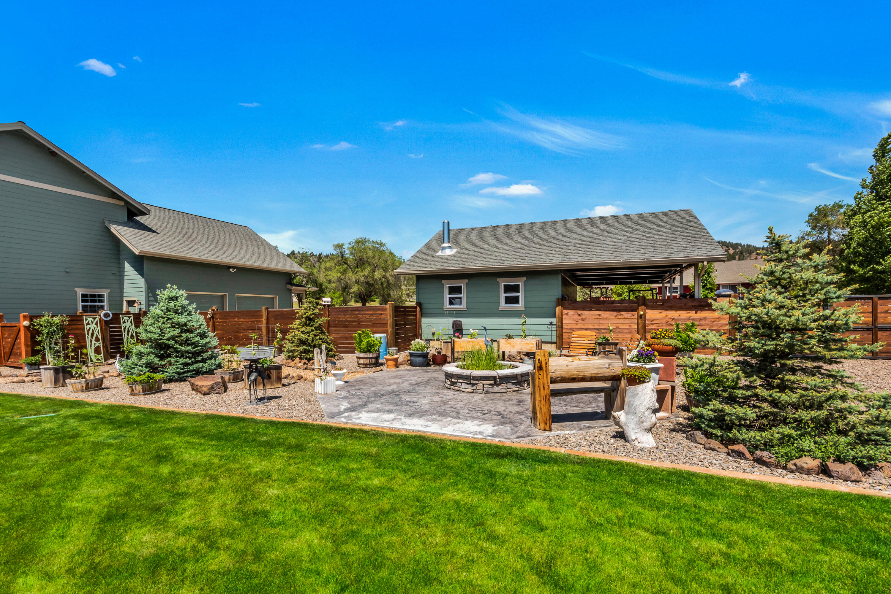 1544 NE Haytons Elk View Lane