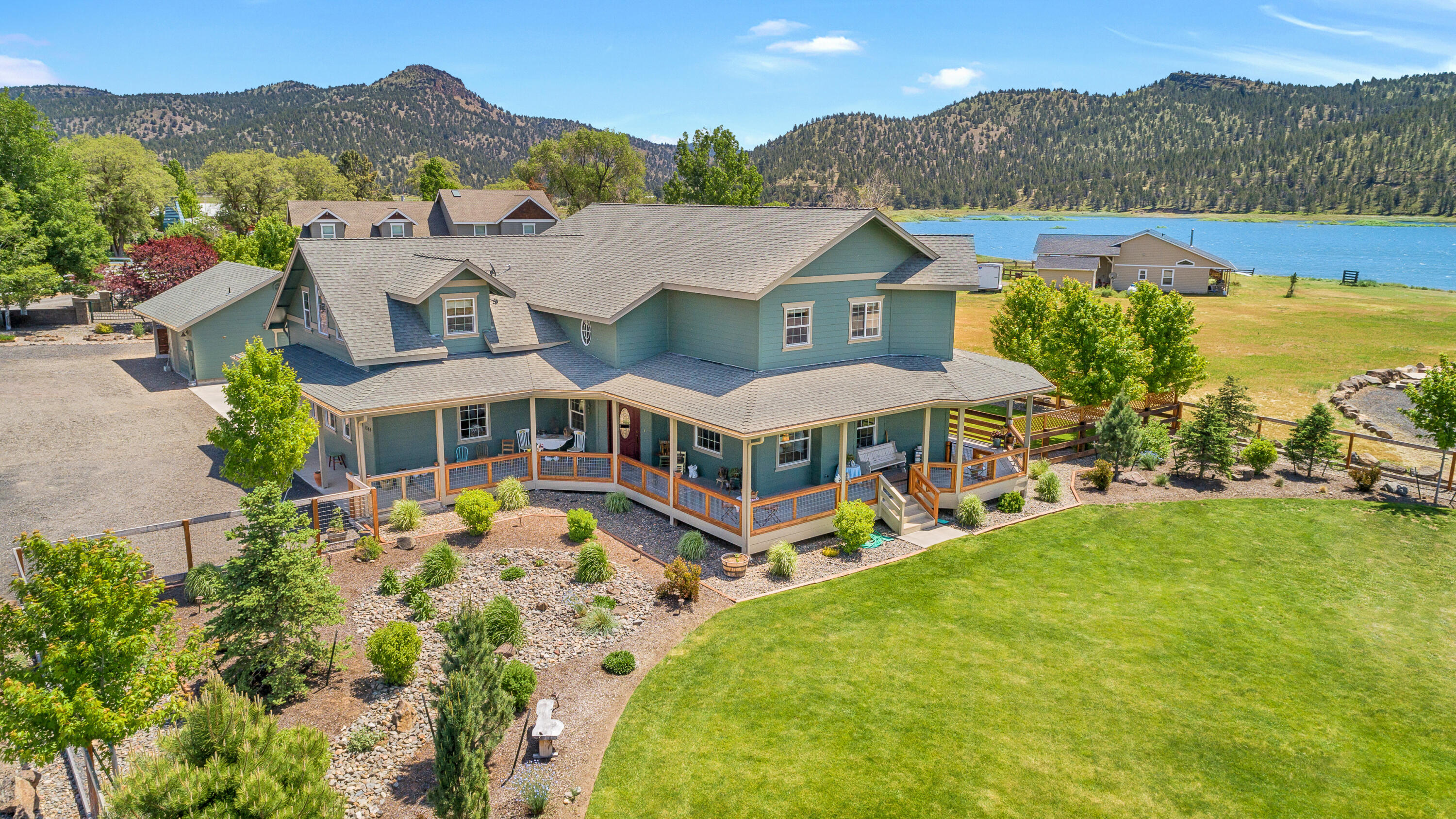 1544 NE Haytons Elk View Lane