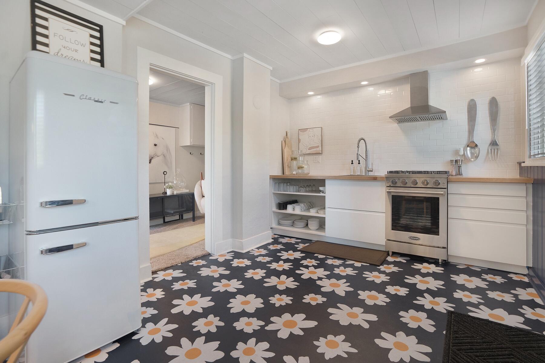 136 NW Greeley Avenue