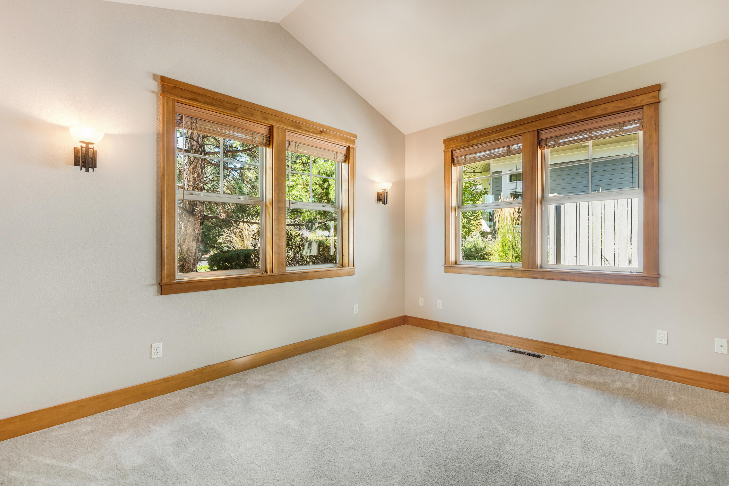 1372 NW Cruzatte Lane