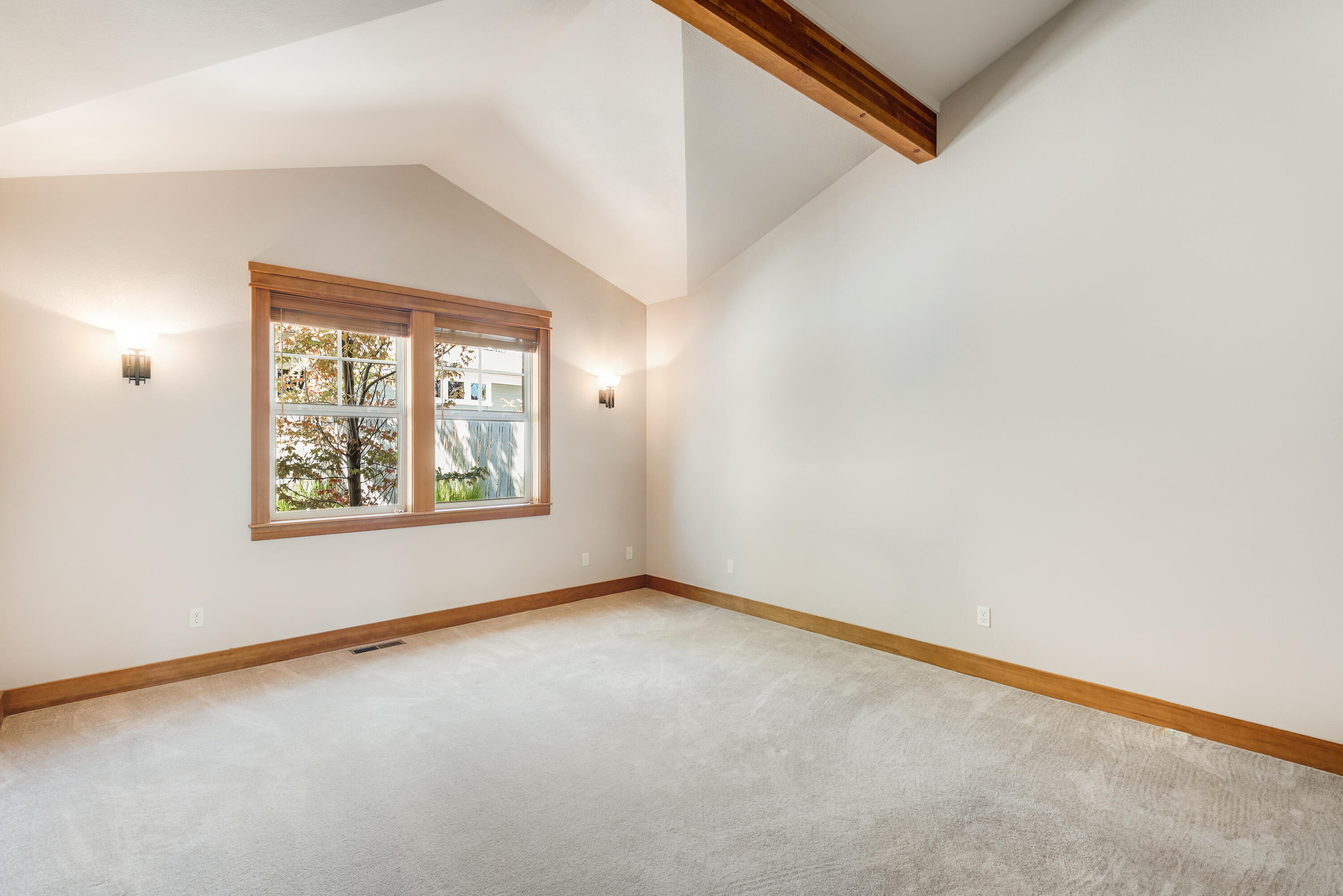 1372 NW Cruzatte Lane