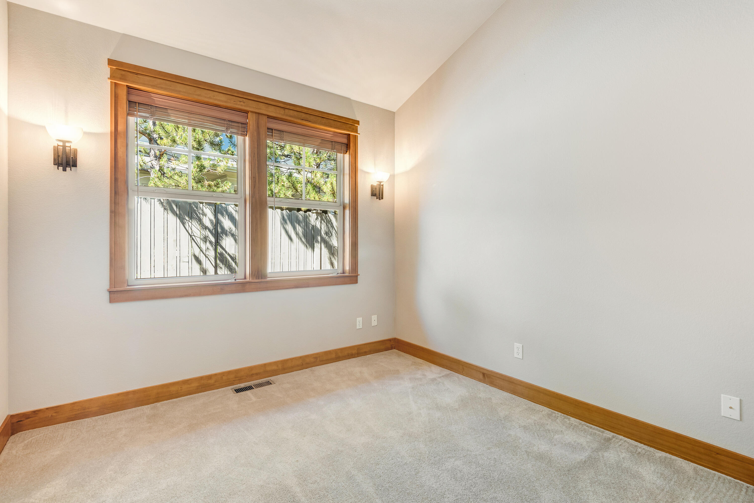 1372 NW Cruzatte Lane