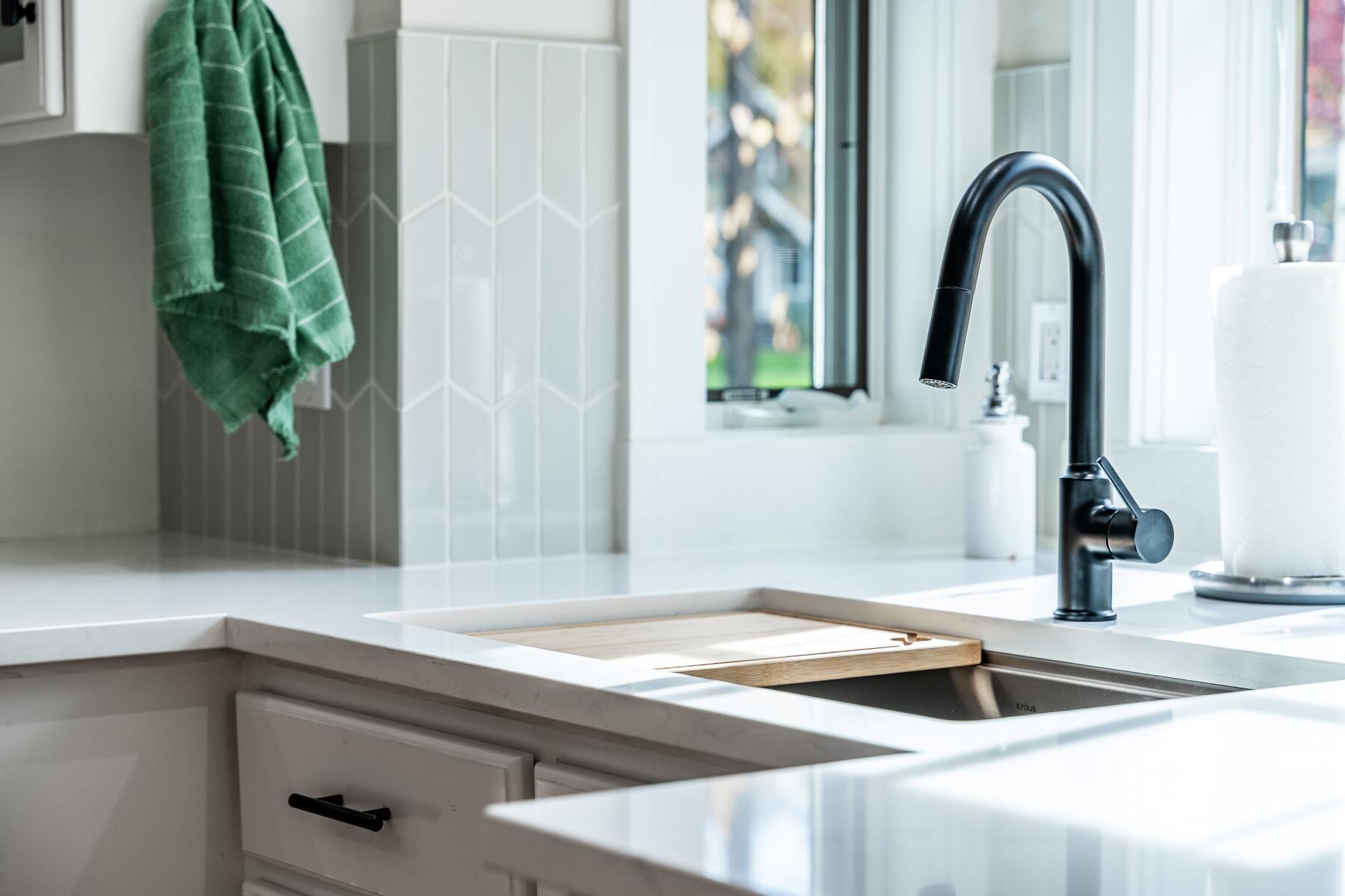 605 NW Congress Street