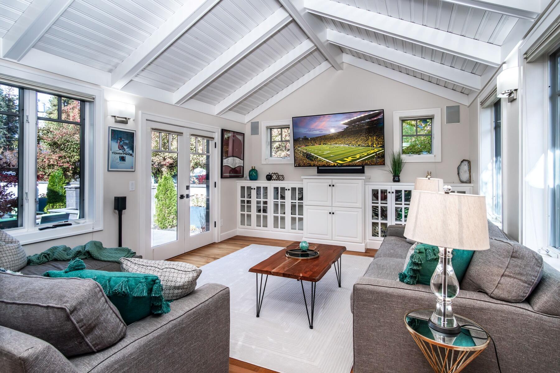 605 NW Congress Street