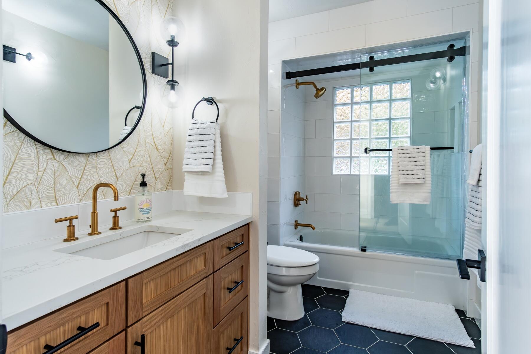 605 NW Congress Street