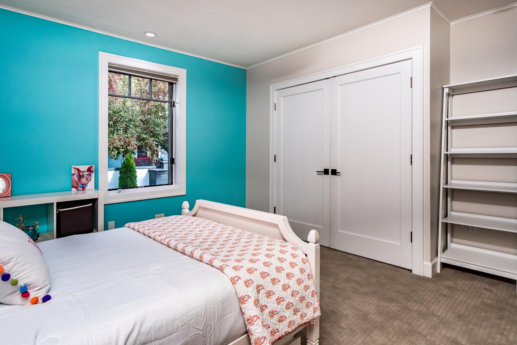 605 NW Congress Street