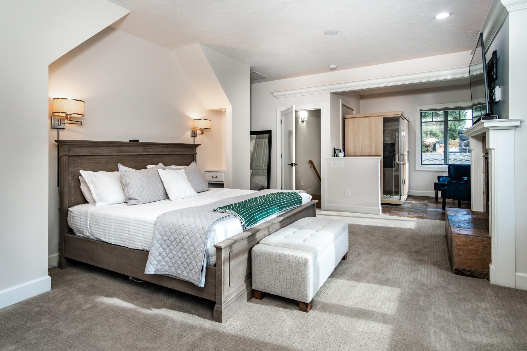 605 NW Congress Street