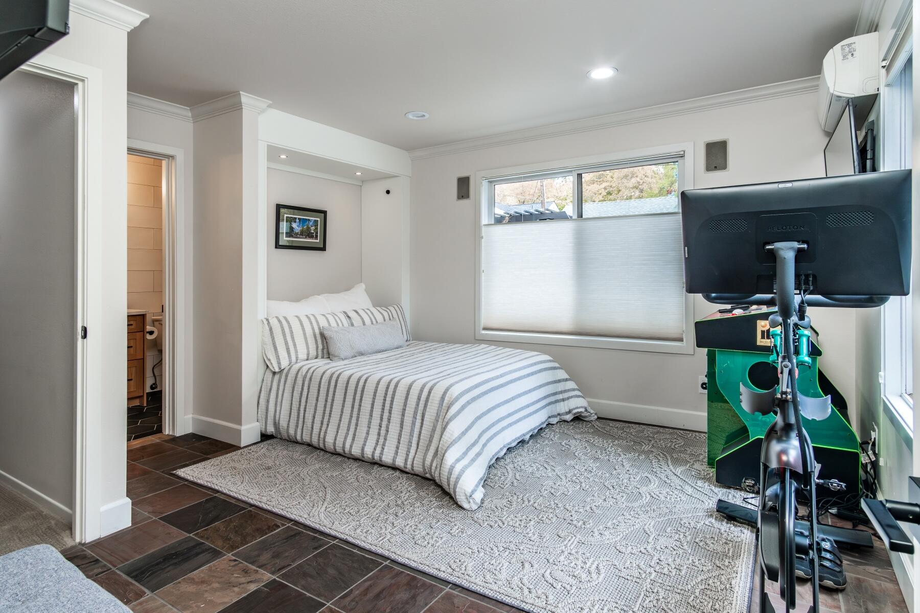 605 NW Congress Street