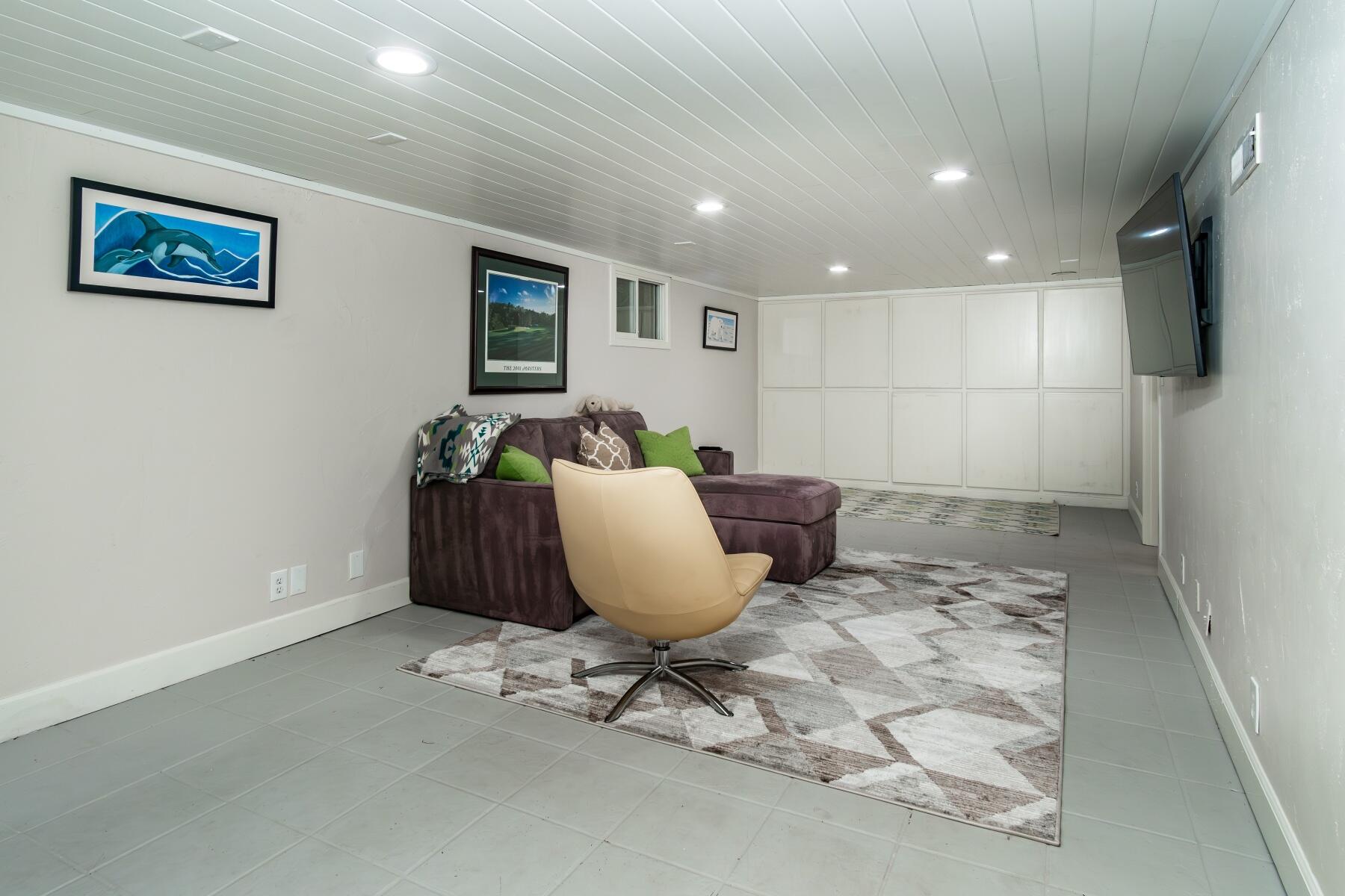 605 NW Congress Street