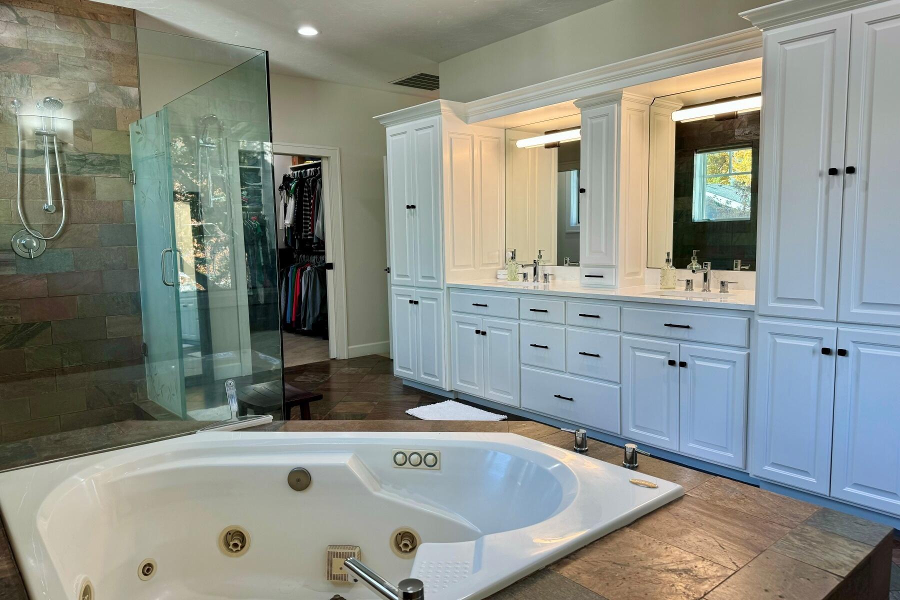 605 NW Congress Street