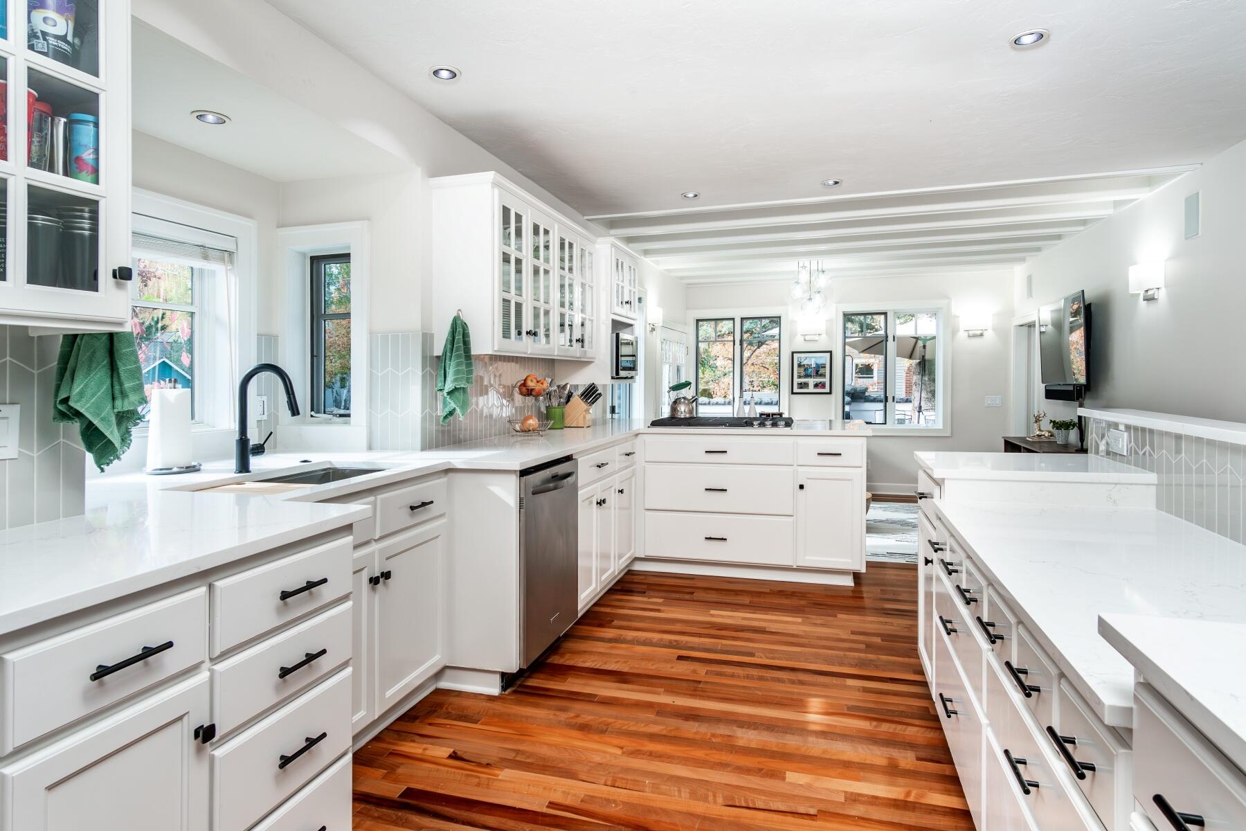 605 NW Congress Street