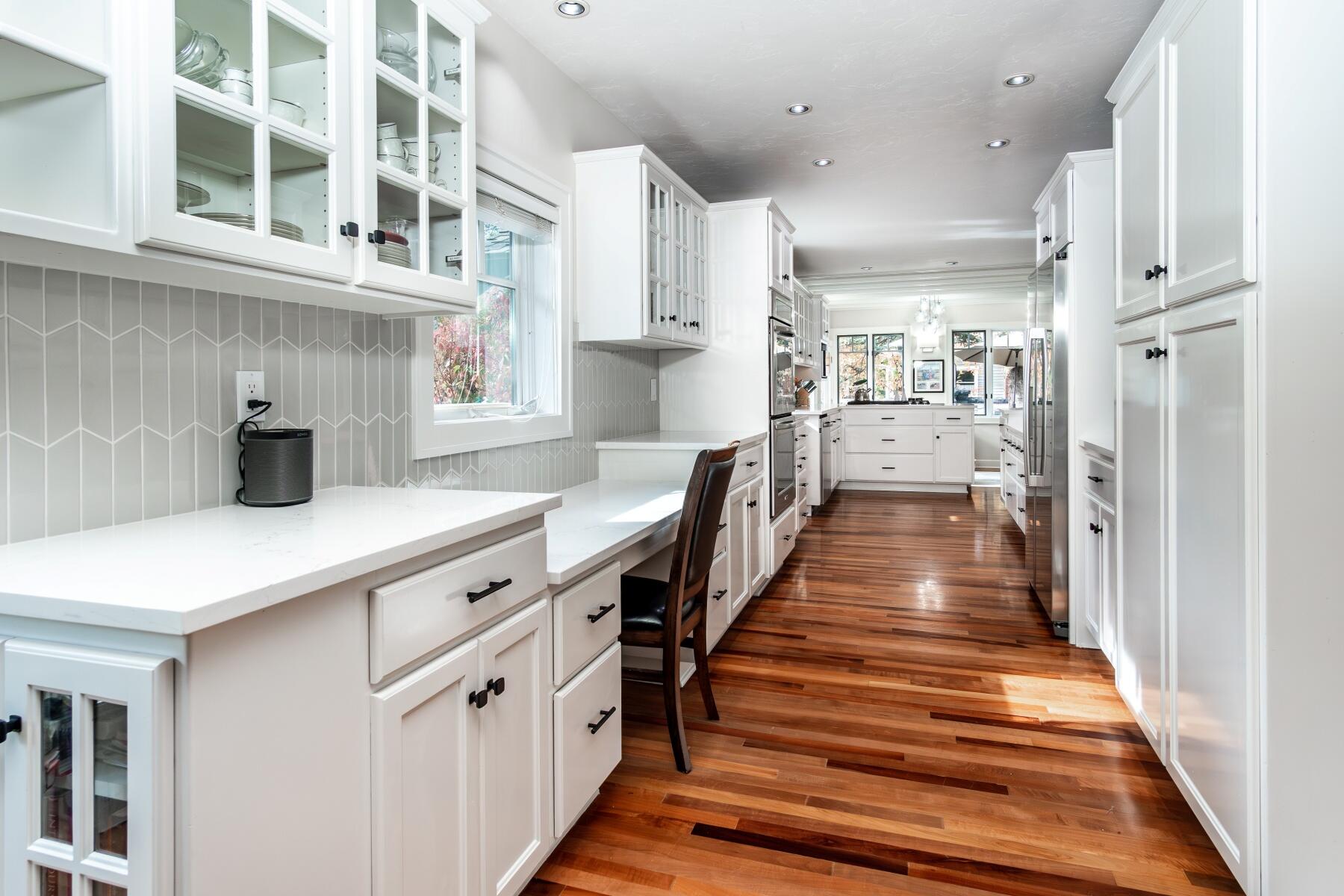 605 NW Congress Street