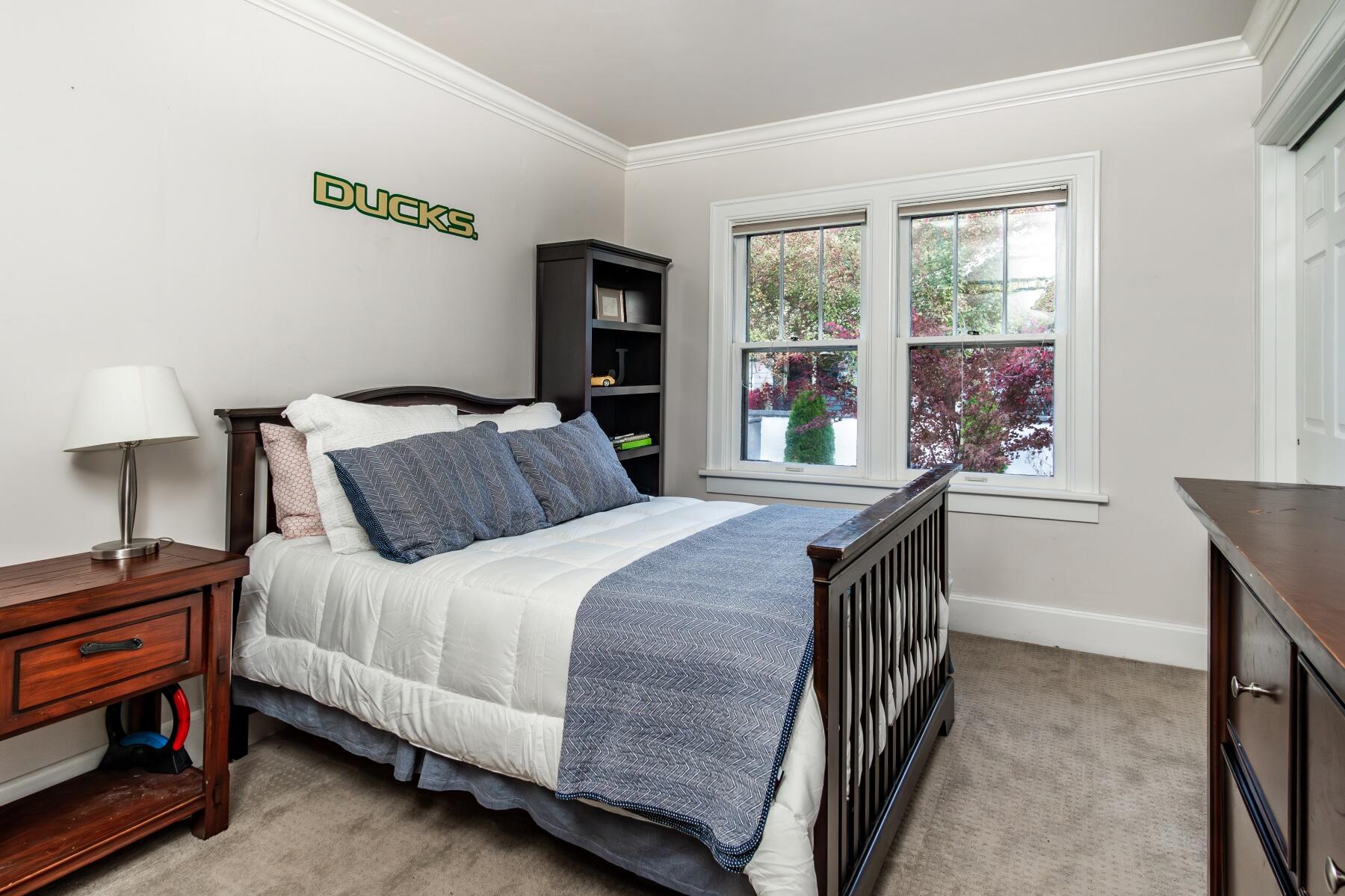 605 NW Congress Street