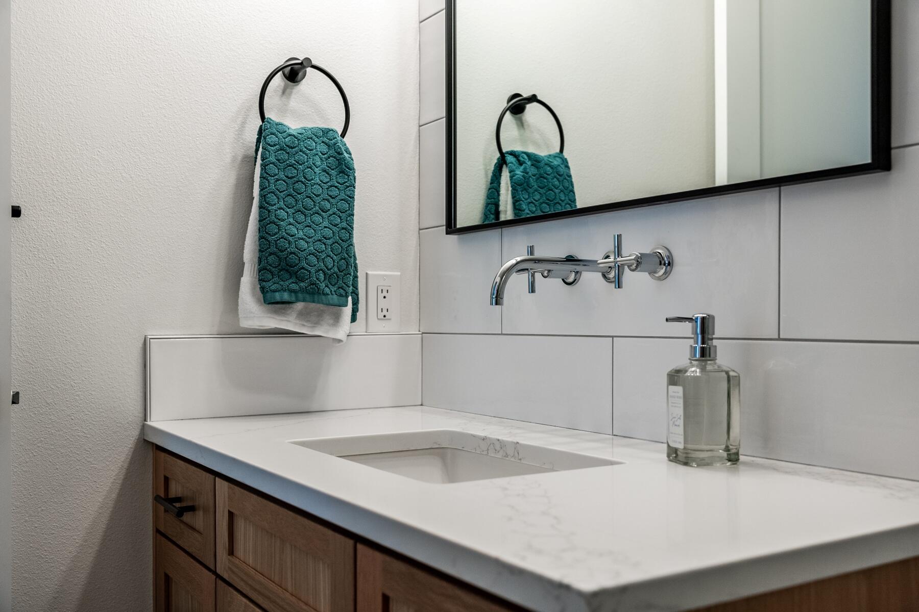 605 NW Congress Street