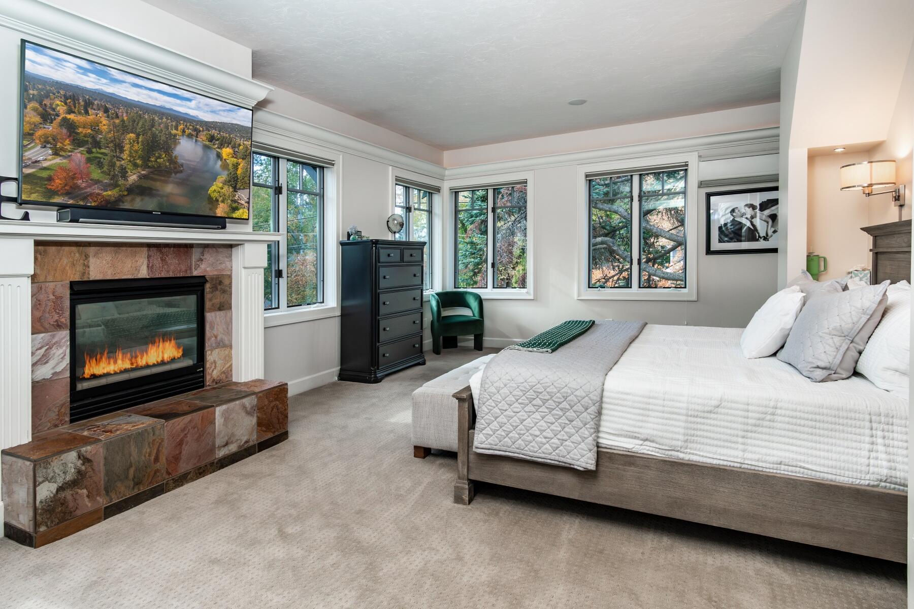 605 NW Congress Street