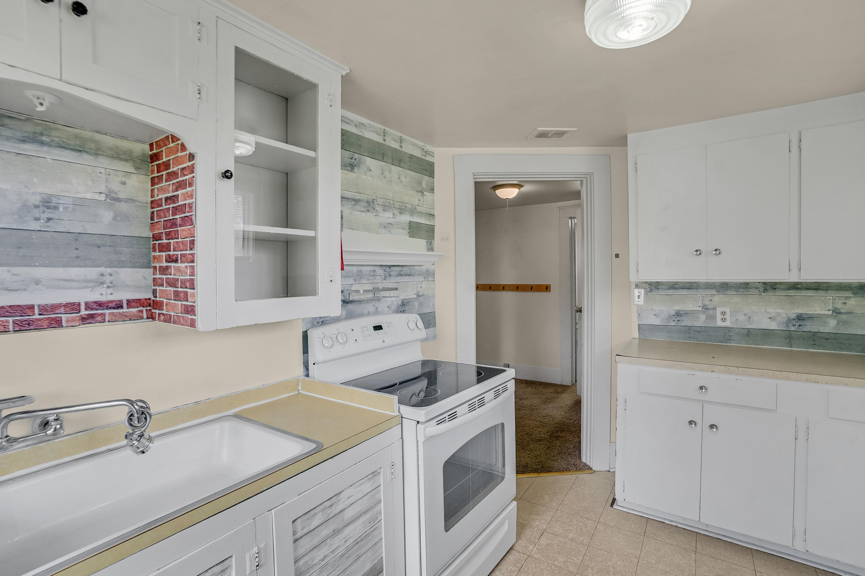 1605 NW 1st Street