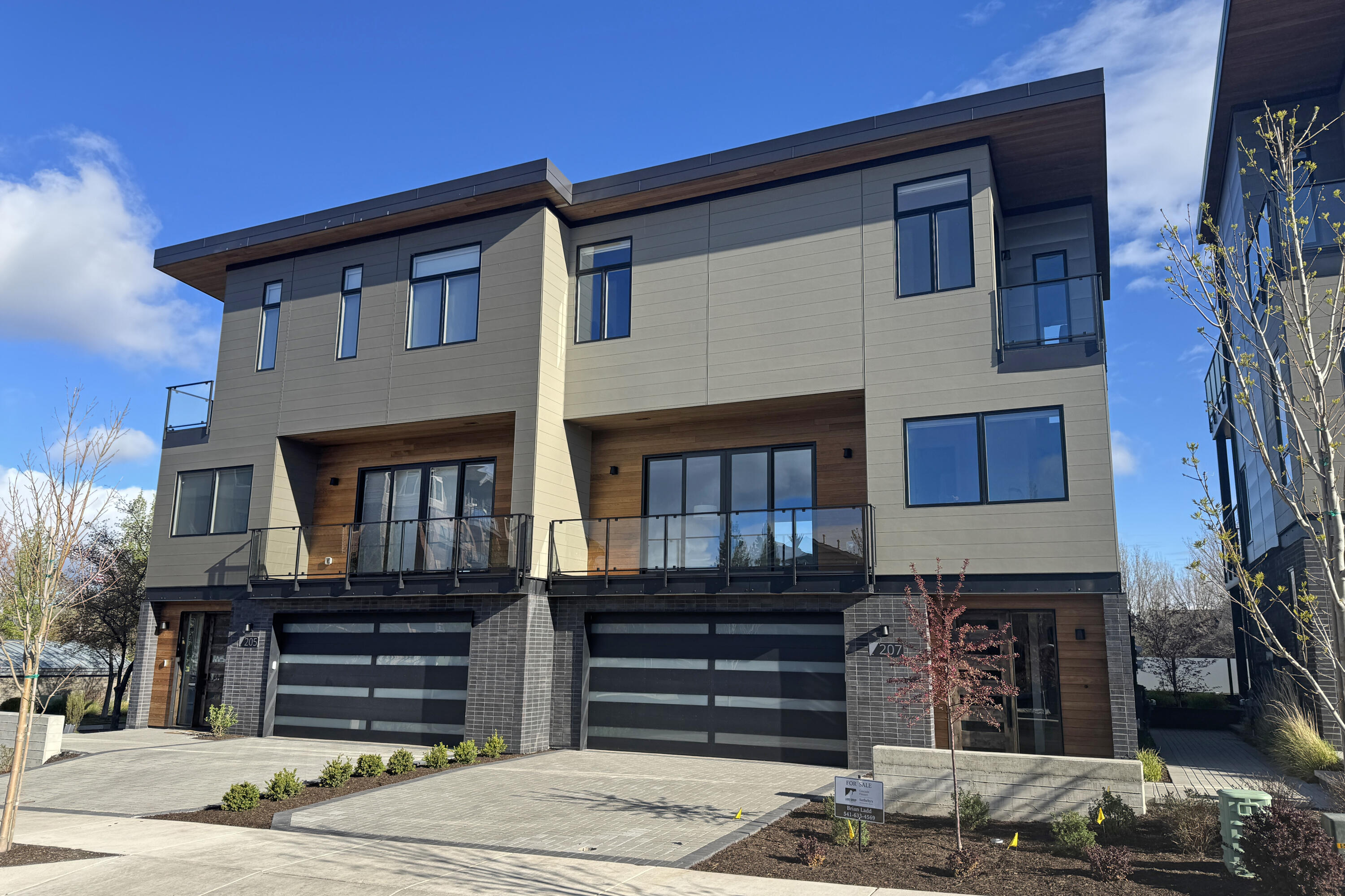 207 SW Log Court