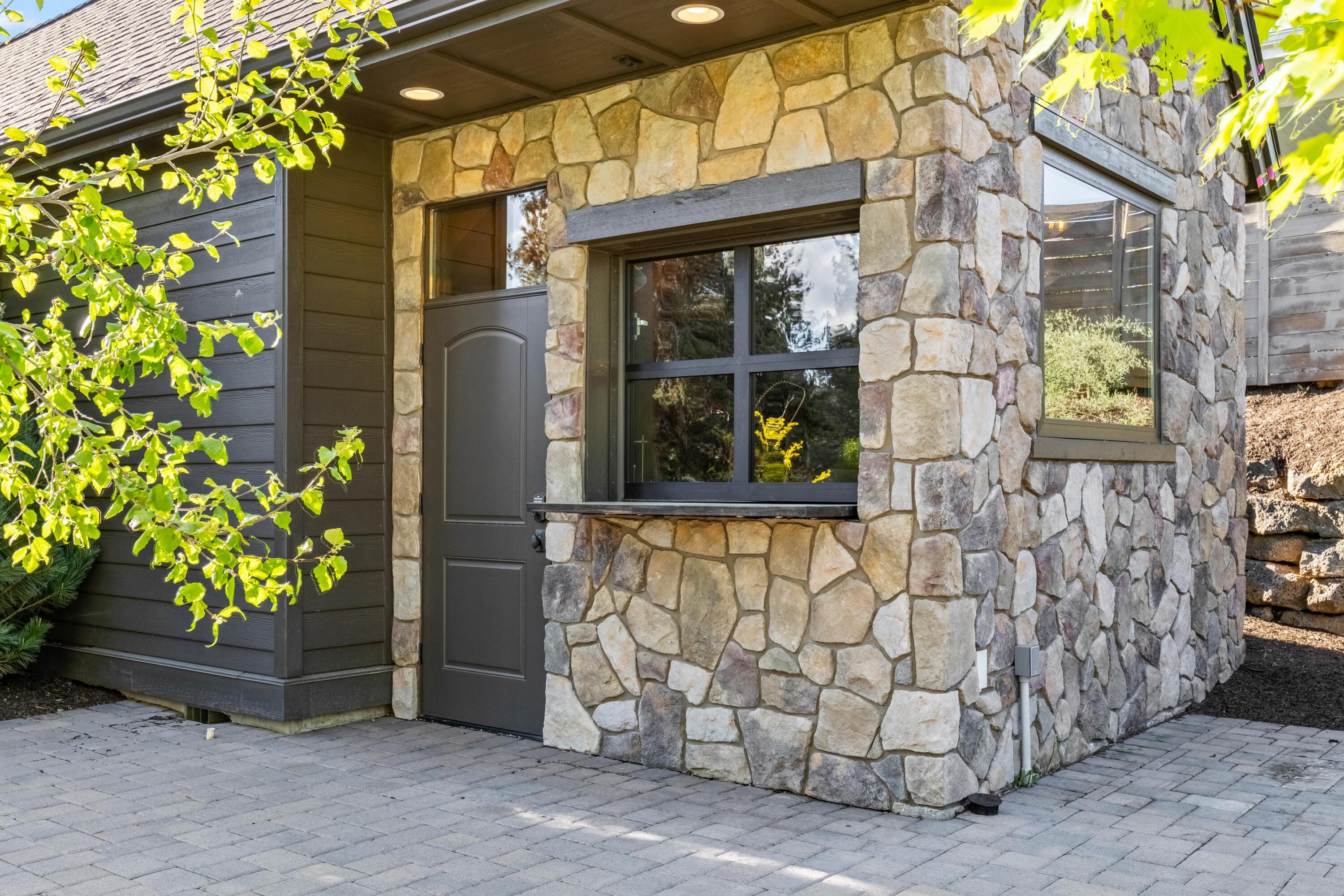 61016 SE Light Peak Drive