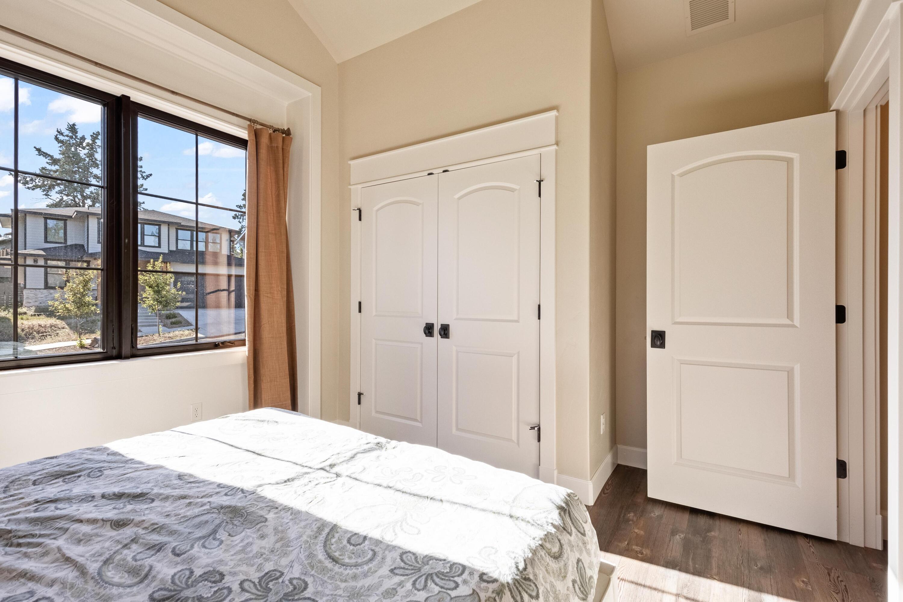61016 SE Light Peak Drive