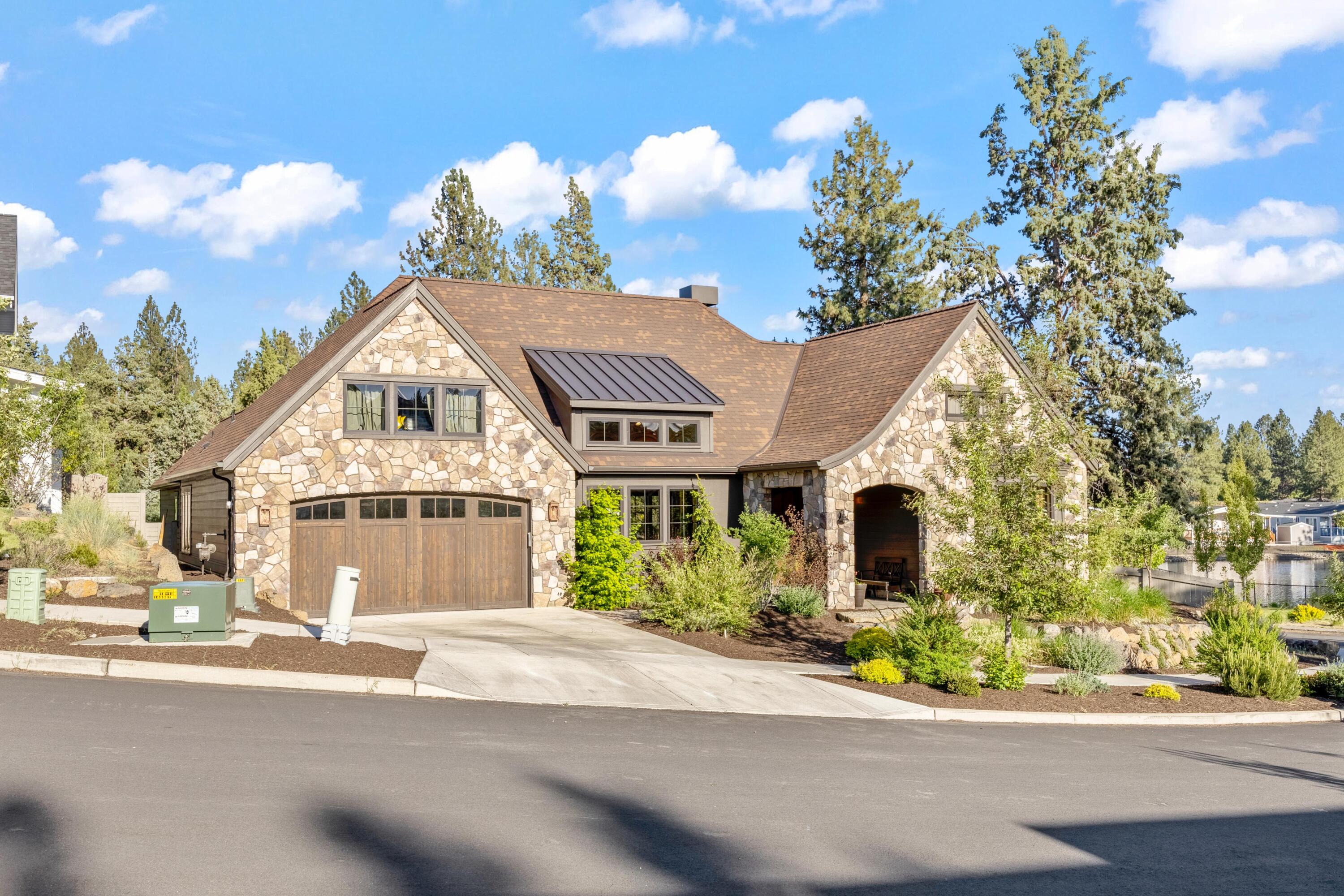 61016 SE Light Peak Drive