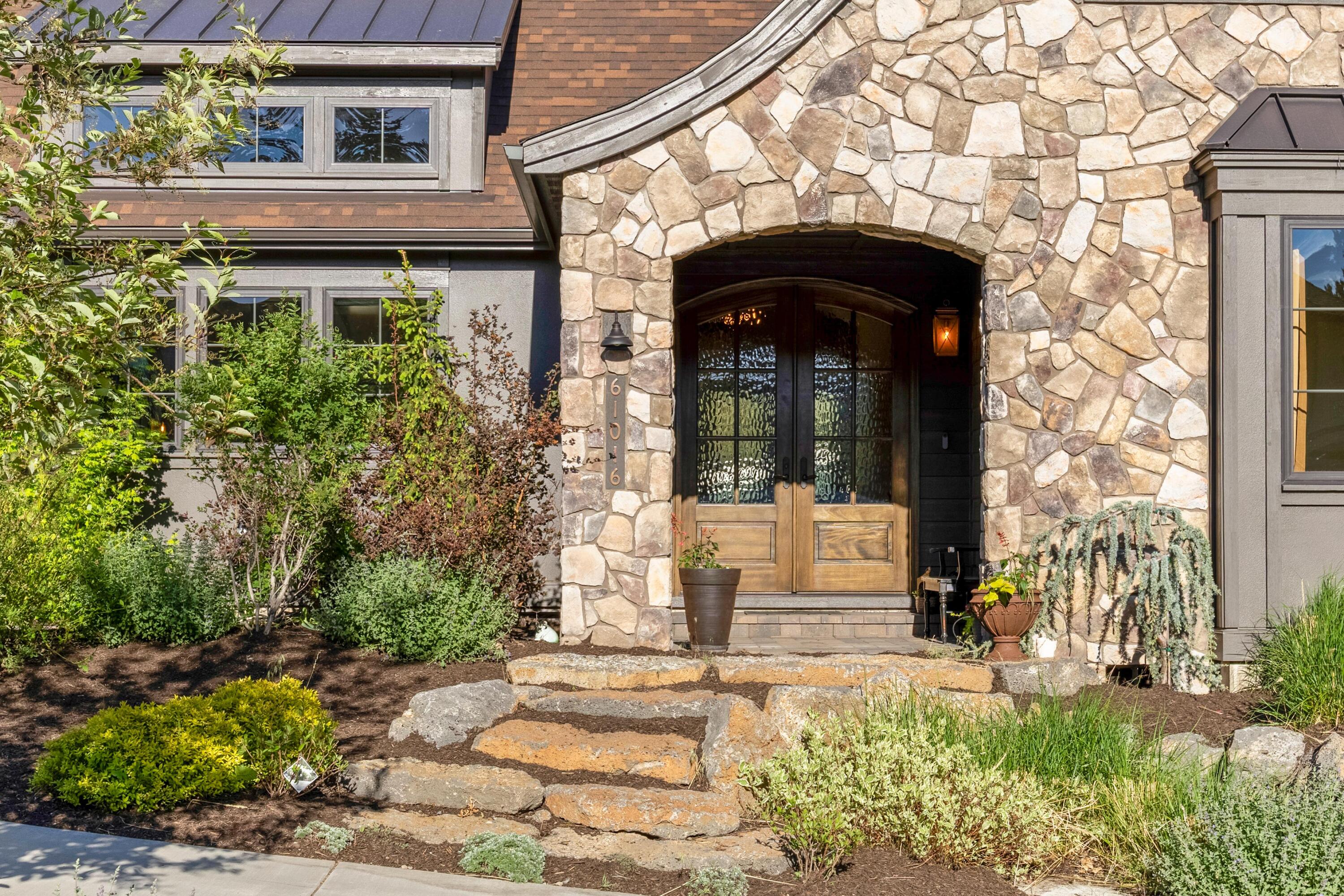 61016 SE Light Peak Drive