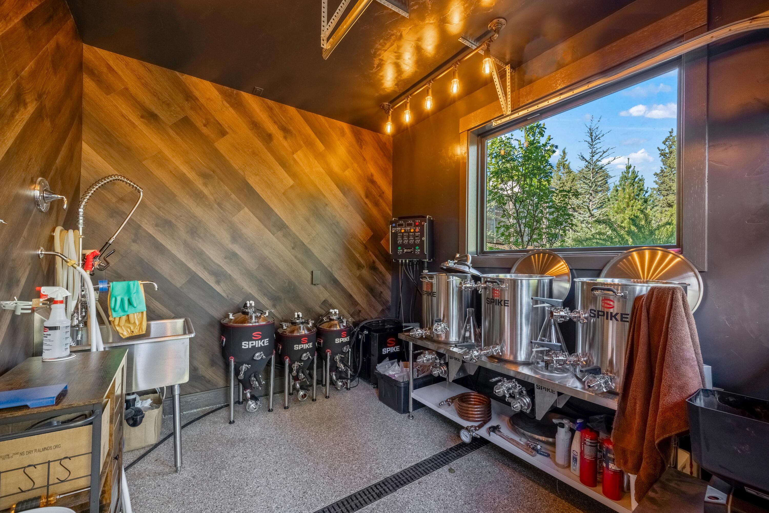 61016 SE Light Peak Drive