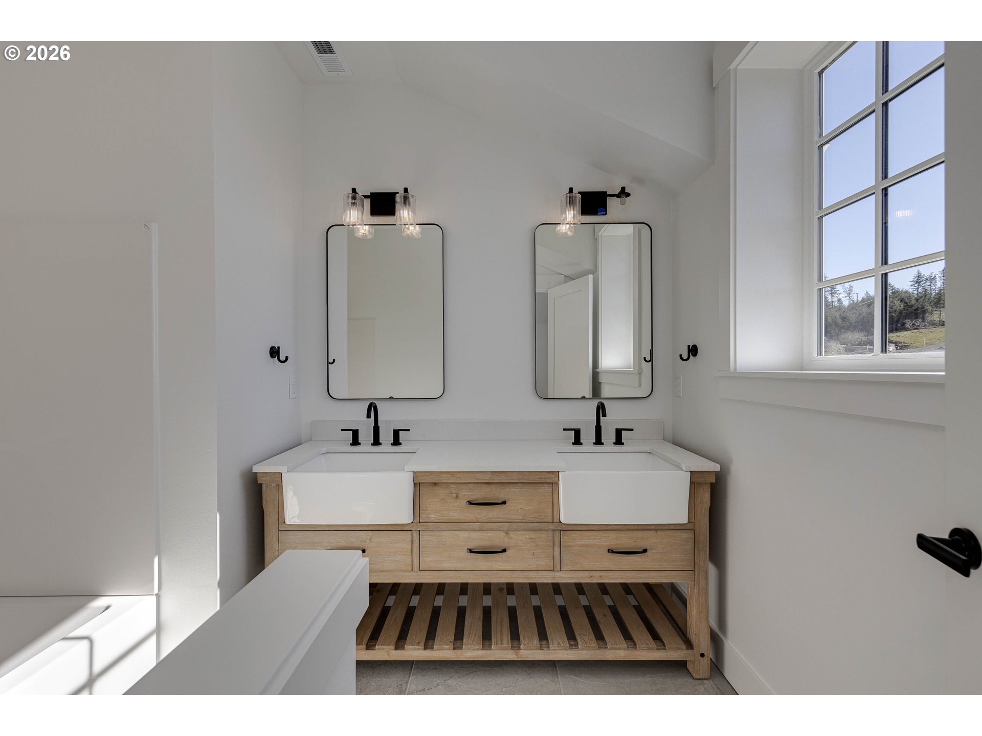 425 NE MOONWAKE LN 18