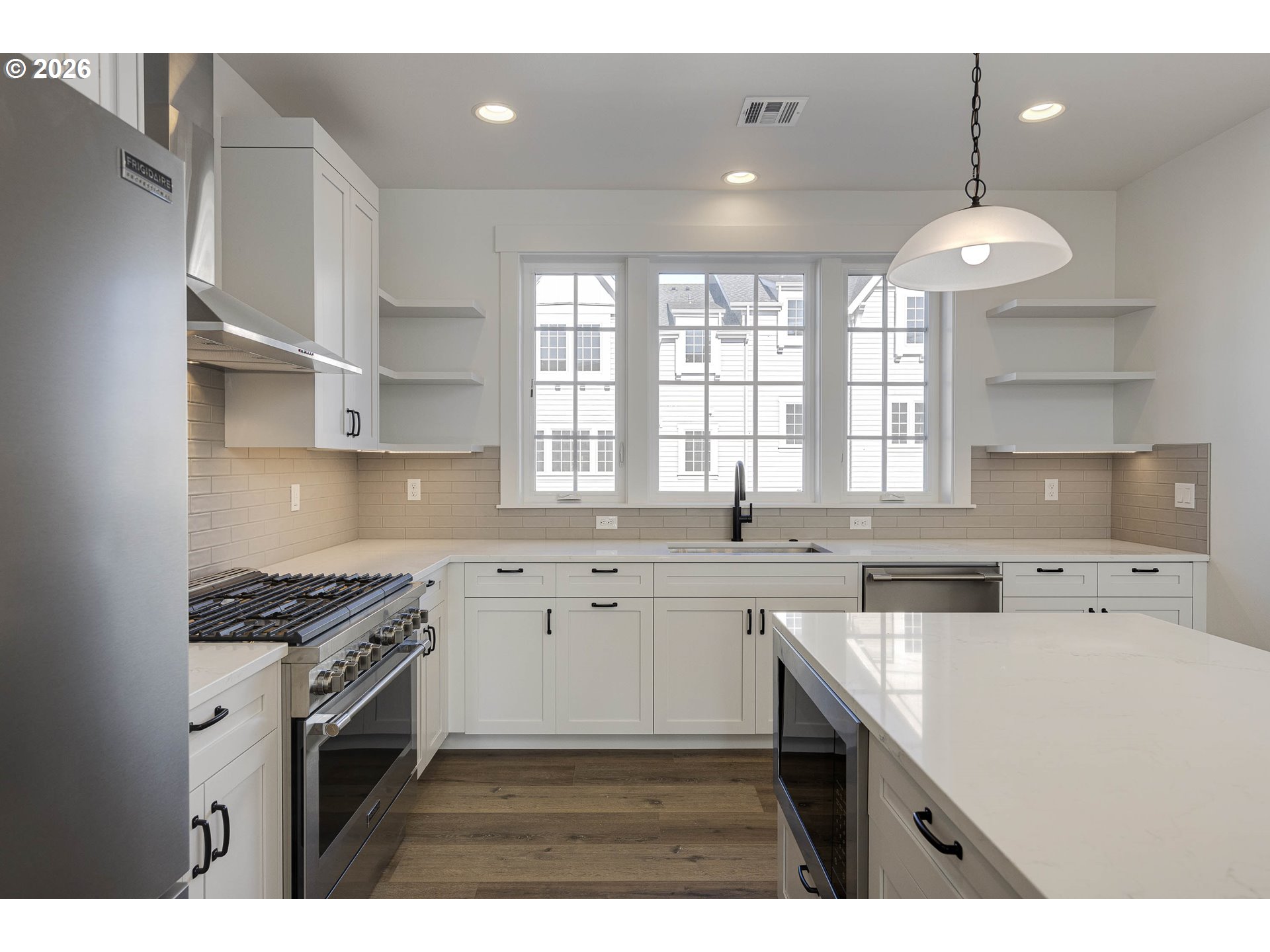 425 NE MOONWAKE LN 18