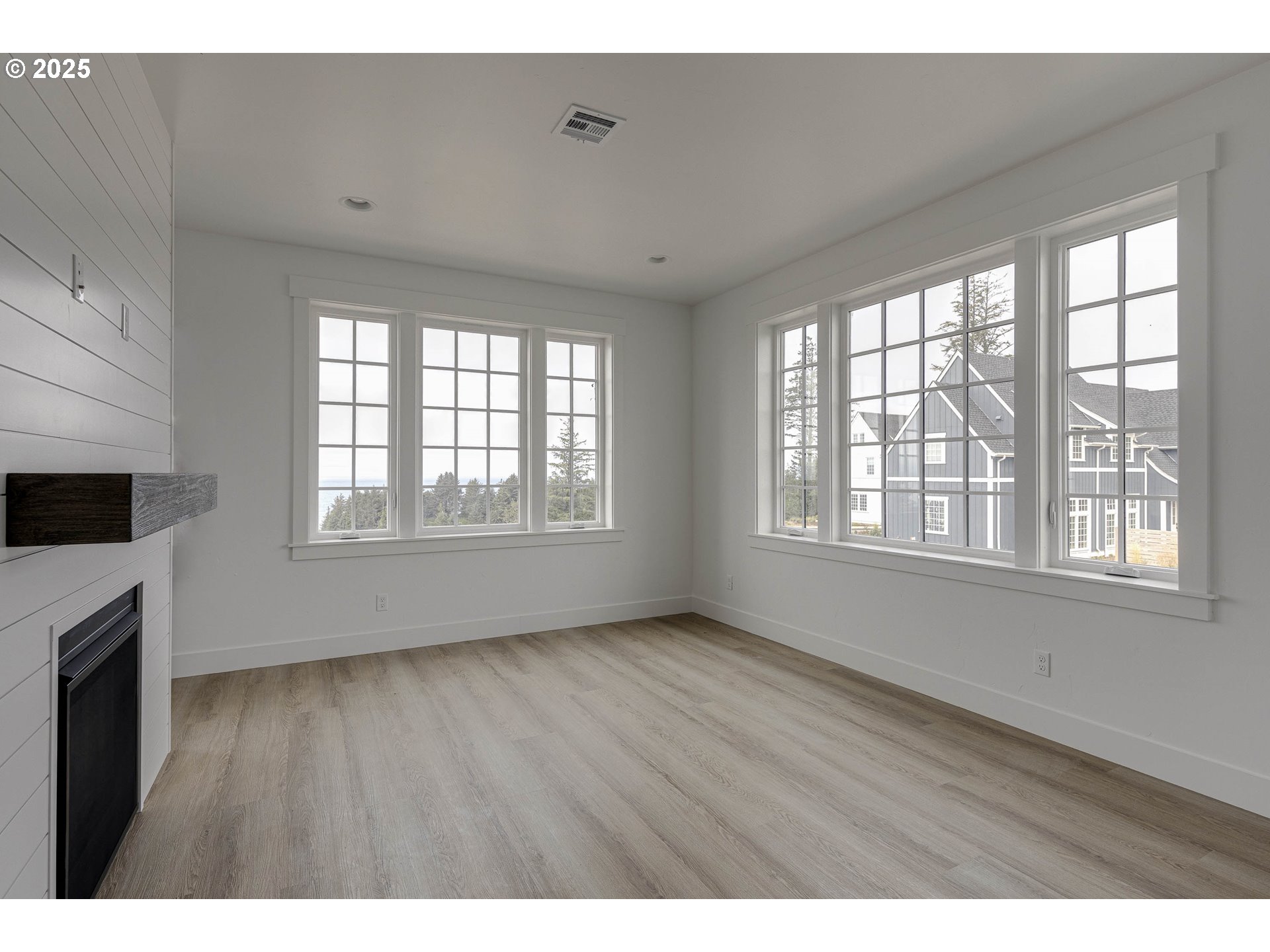 1128 NE SEASCAPE AVE