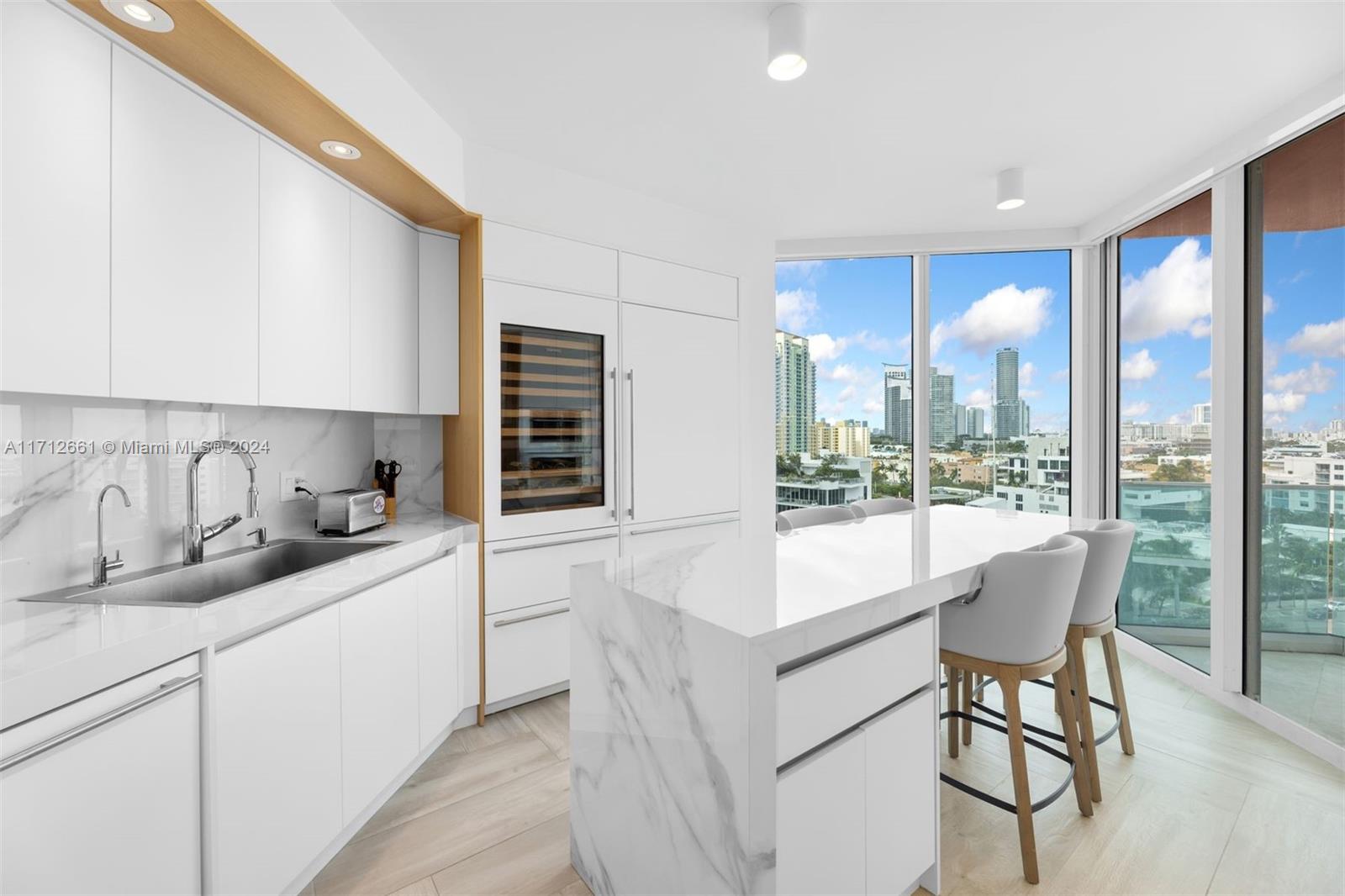300 S Pointe Dr # 1105