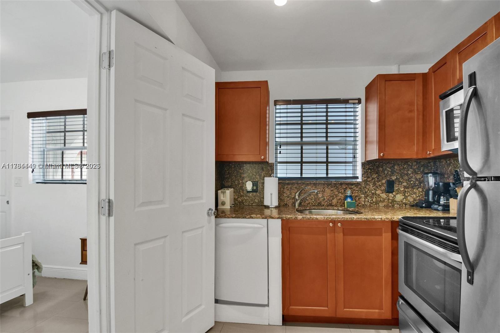 6966 Byron Ave # 201