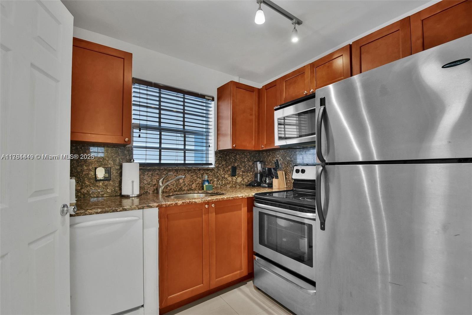 6966 Byron Ave # 201