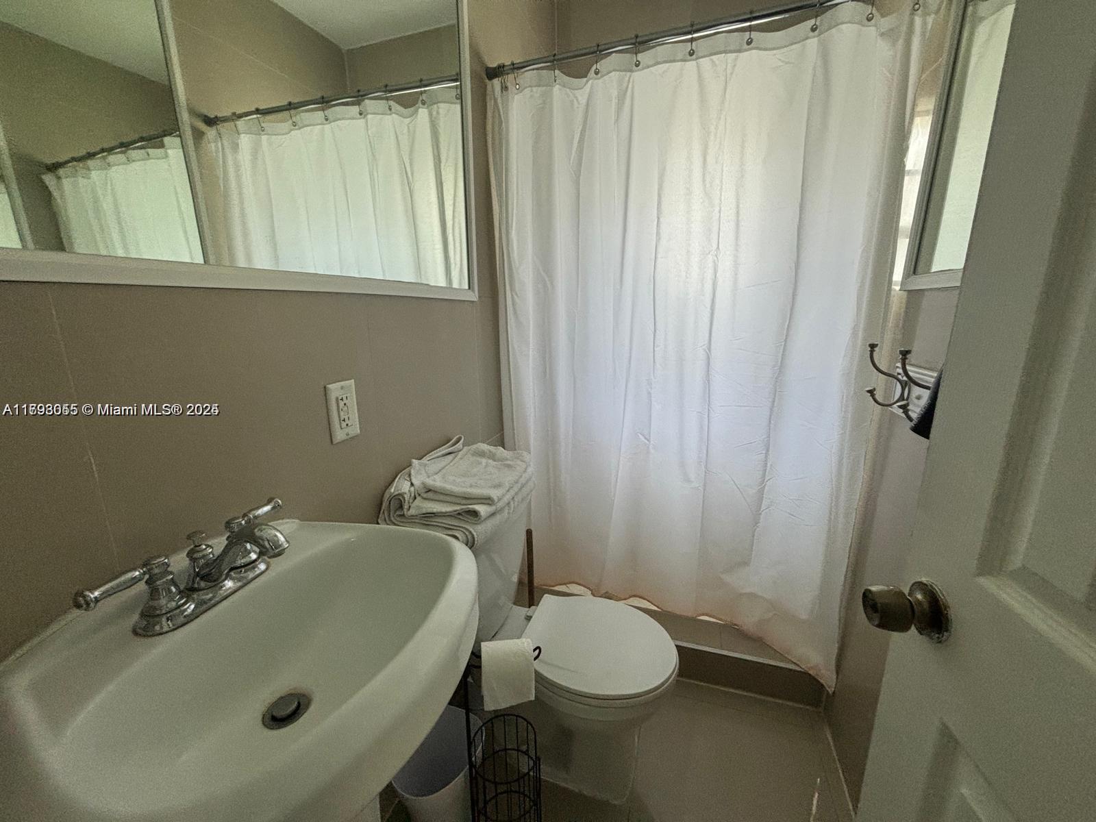 6966 Byron Ave # 202