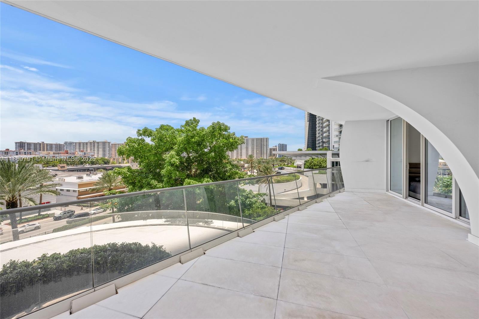 16901 Collins Ave # 503