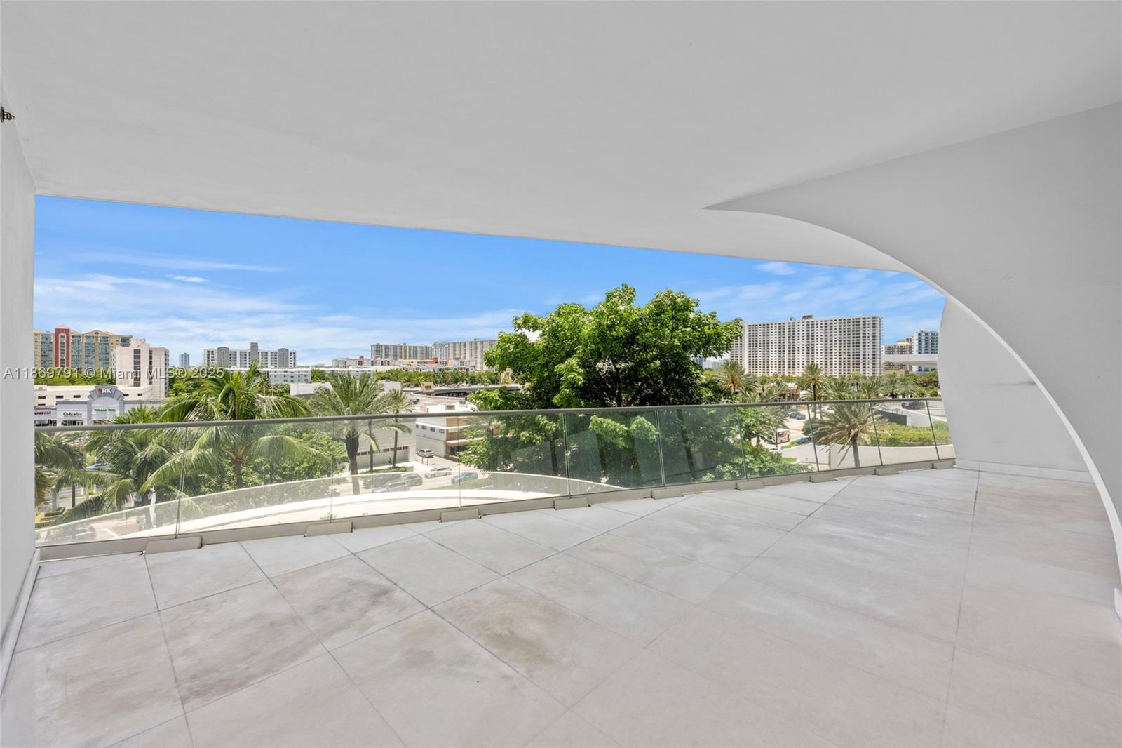 16901 Collins Ave # 503