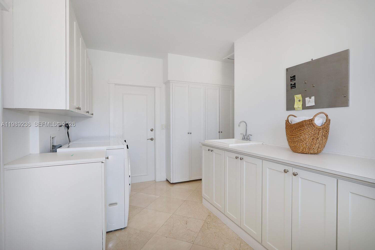 3425 Alhambra Cir