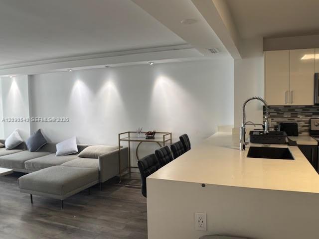 6450 Collins Ave # 609
