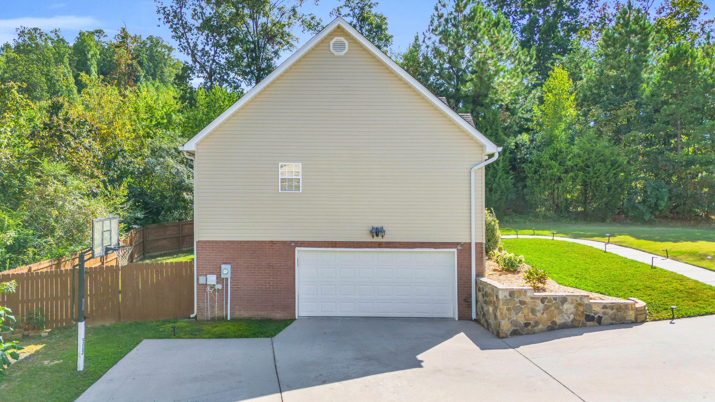 1302 Woodland Cove Place NE
