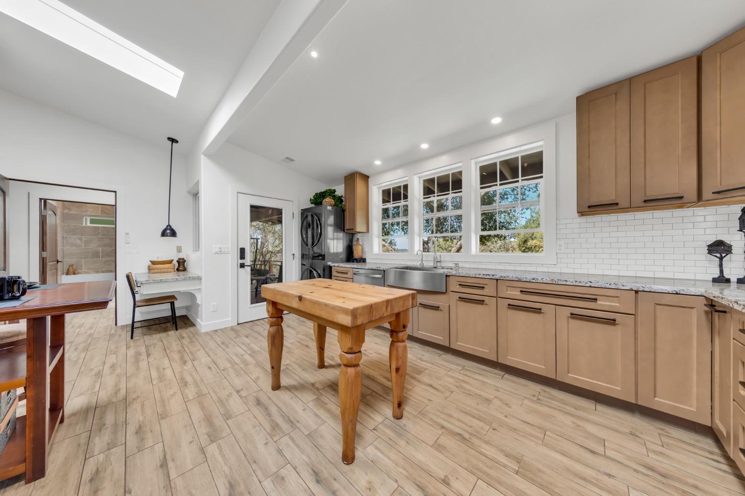 1410 Hound Hollow Road