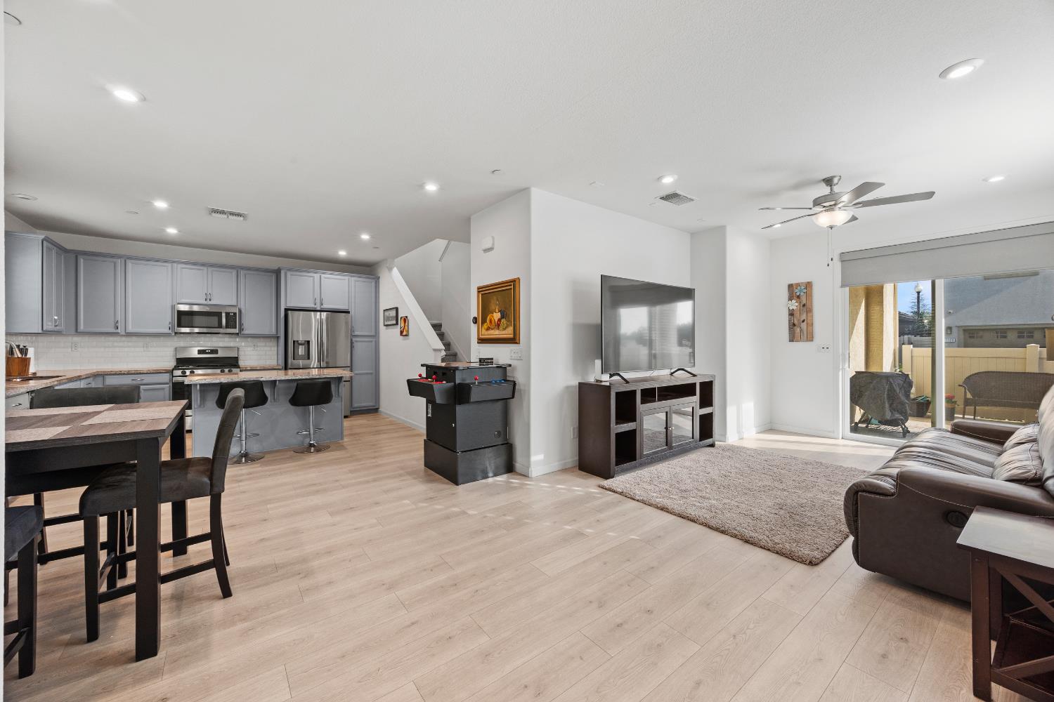 1048 Knox