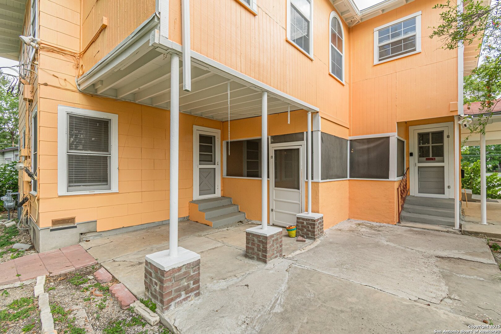 416 ALEXANDER HAMILTON DR