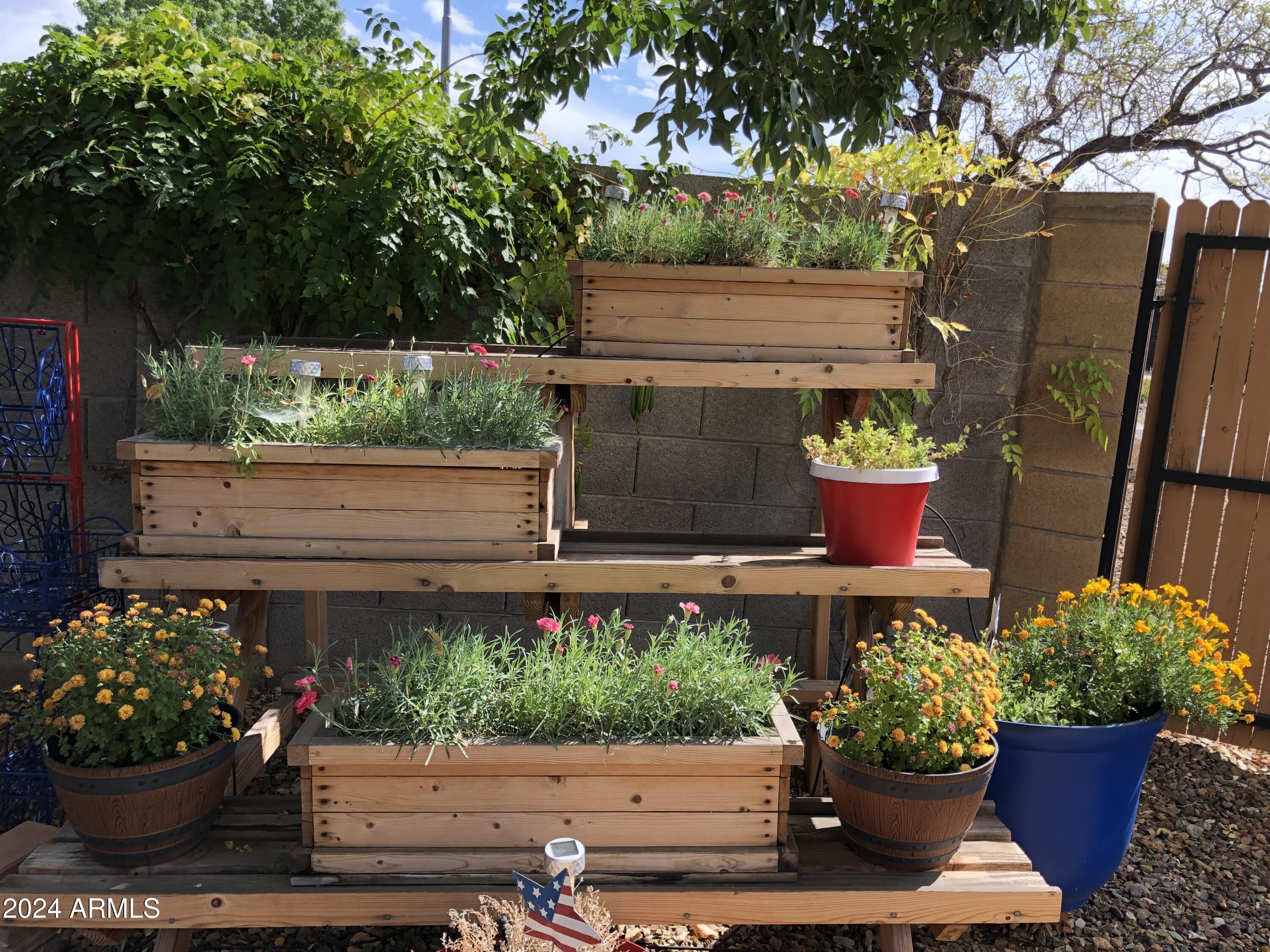 7698 N WINDING Trail