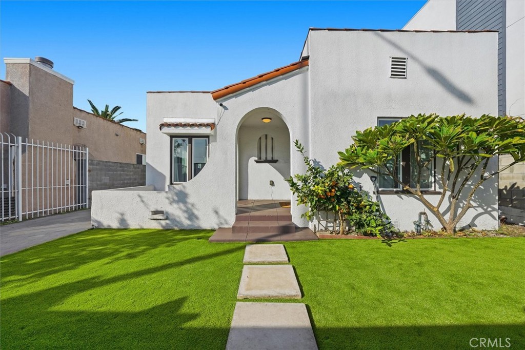 2805 S La Brea Avenue