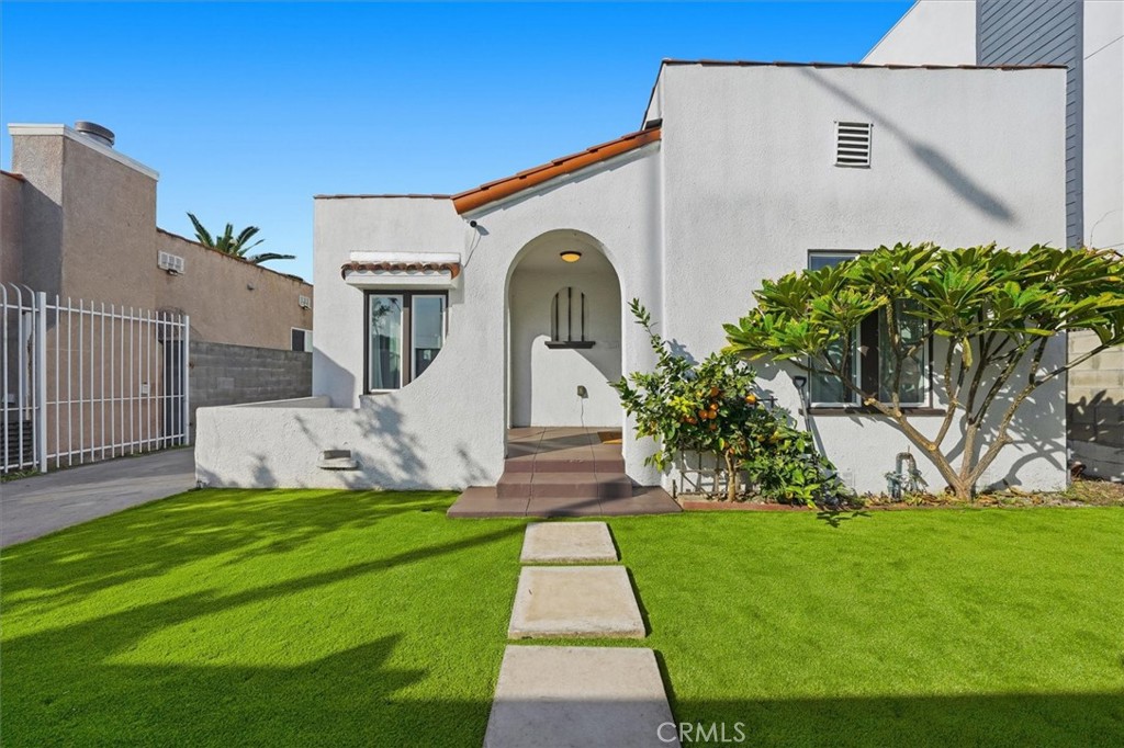 2805 S La Brea Avenue